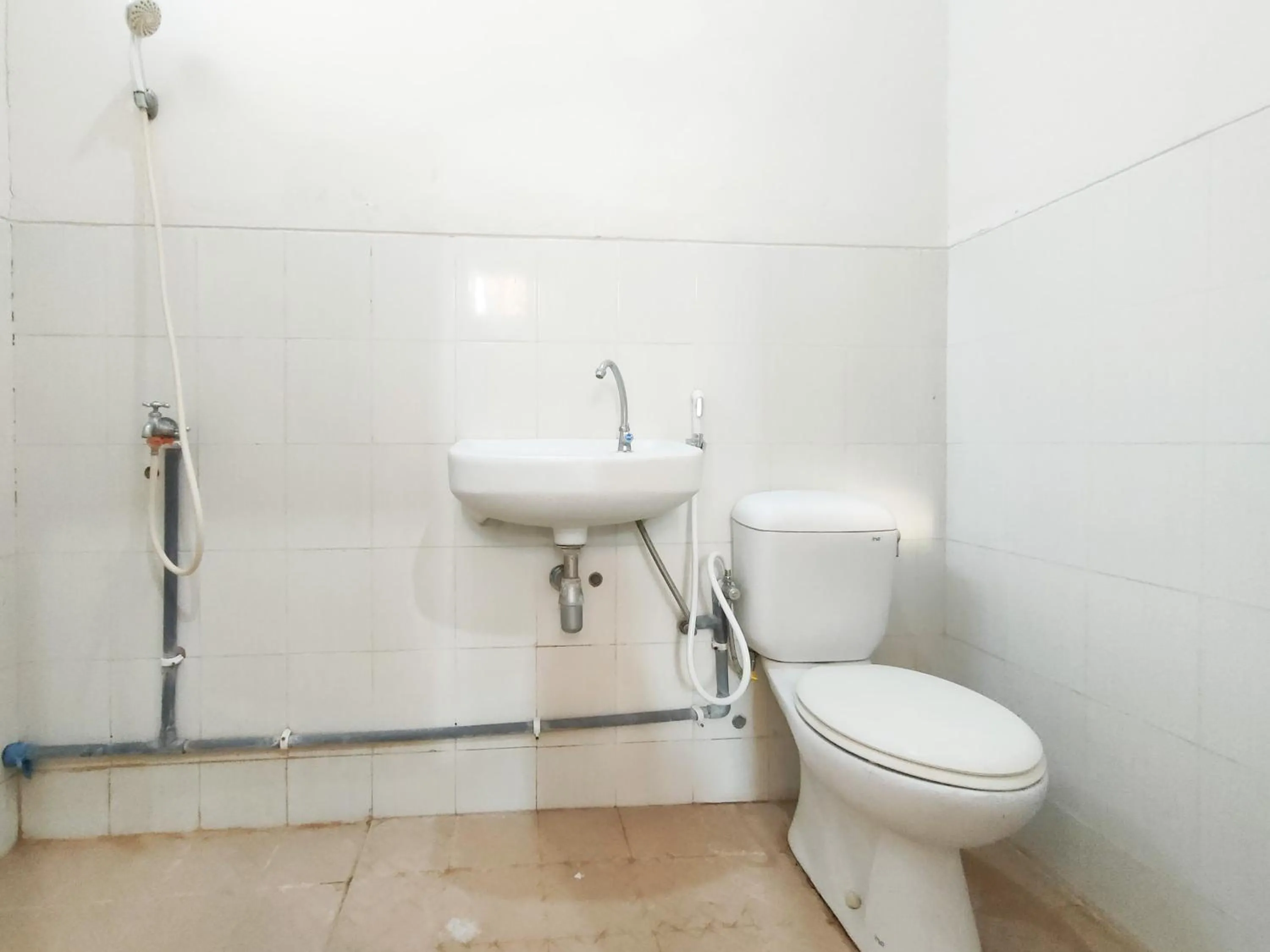 Bathroom in Hasana Guest House Syariah near Royal Plaza RedPartner