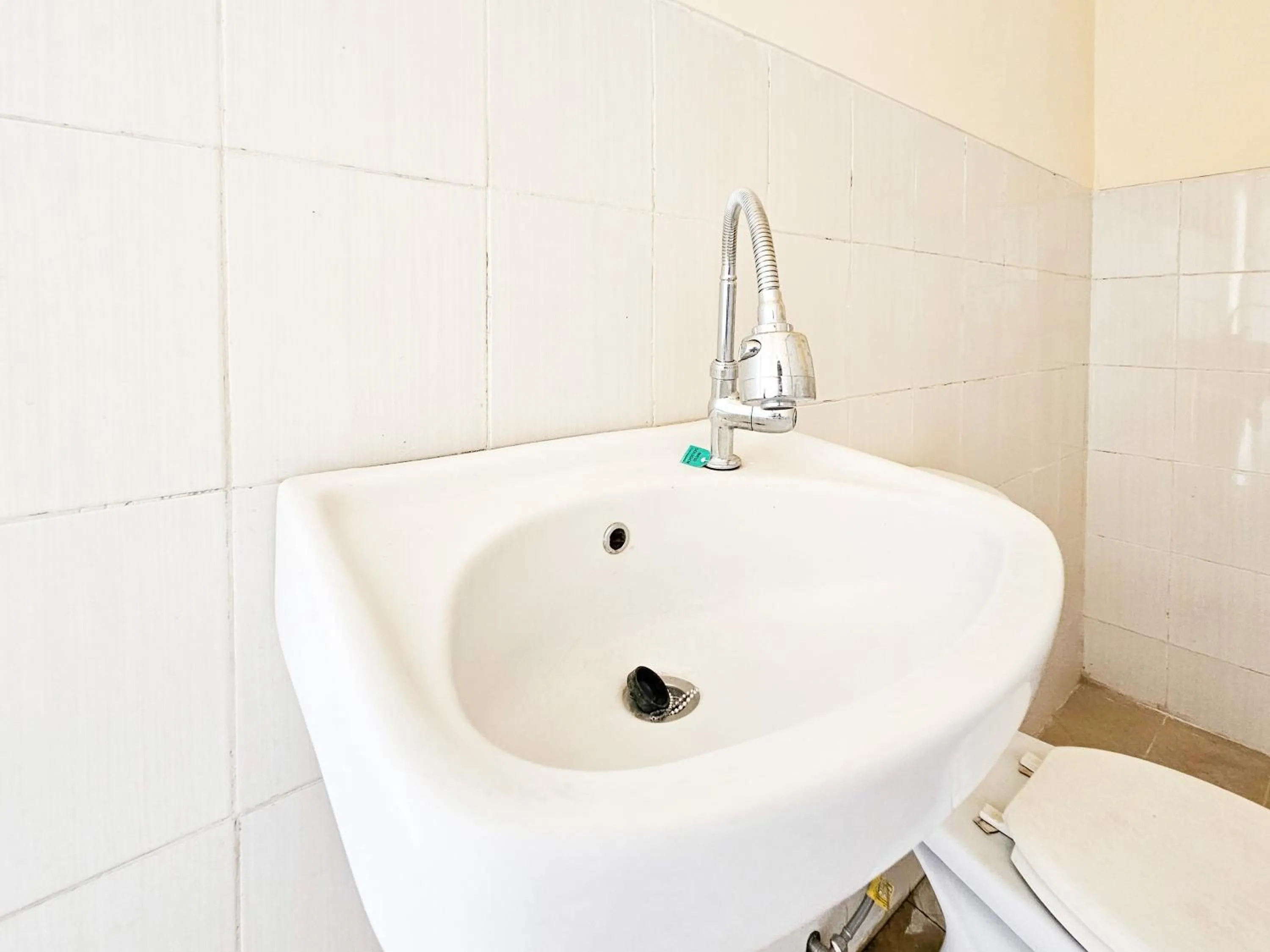 Bathroom in Hasana Guest House Syariah near Royal Plaza RedPartner
