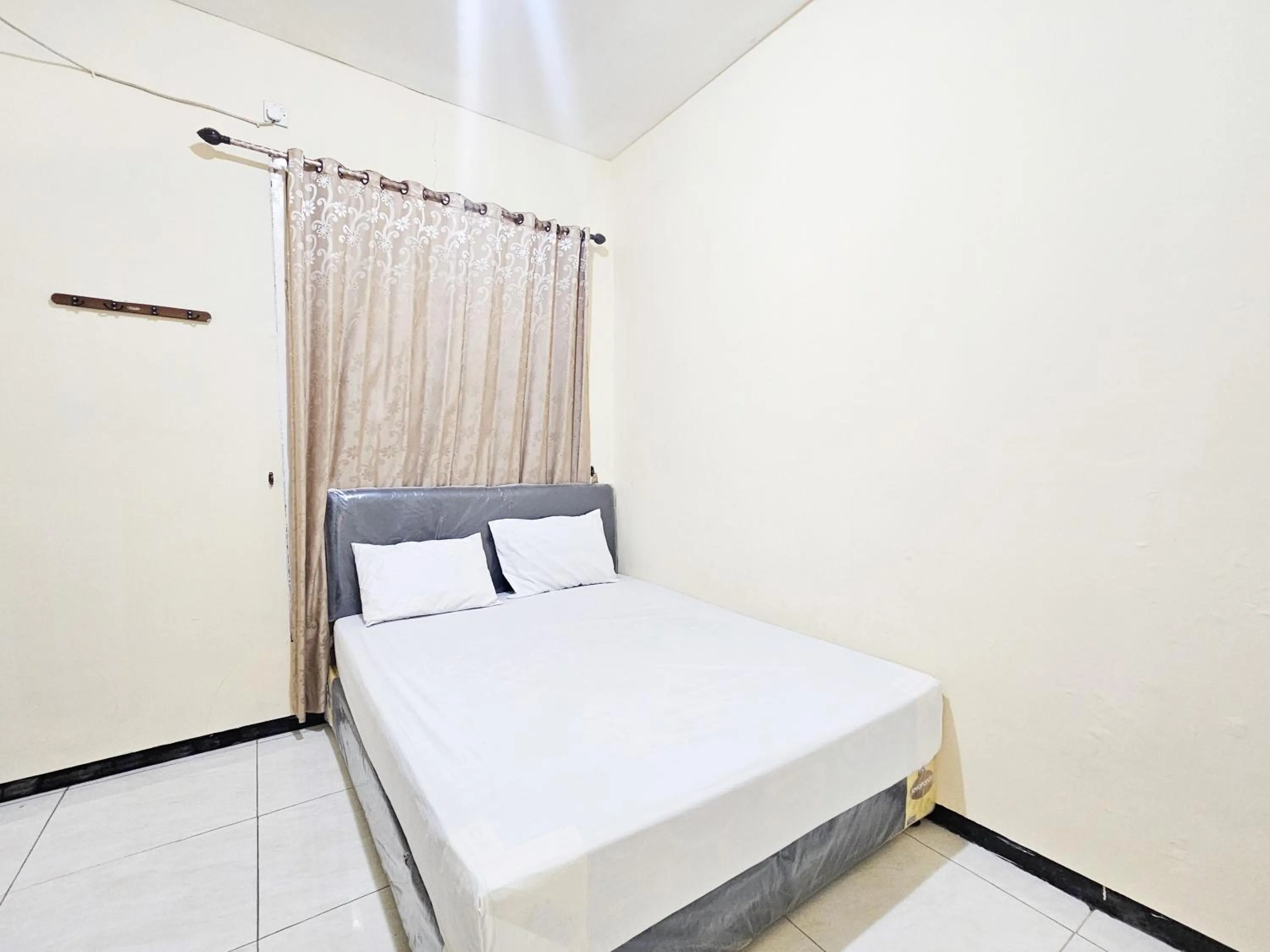 Bedroom, Bed in Hasana Guest House Syariah near Royal Plaza RedPartner