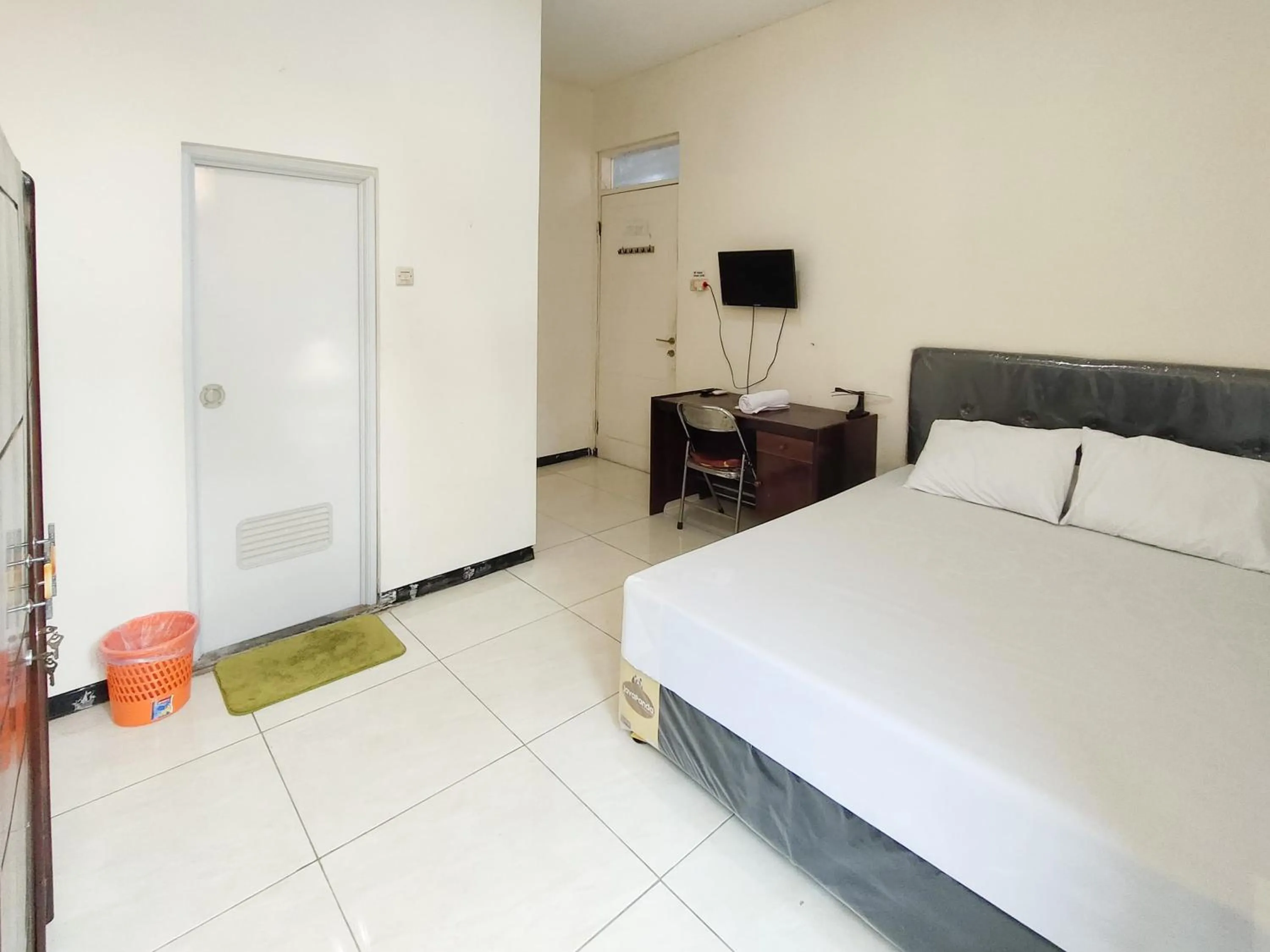 Bedroom, Bed in Hasana Guest House Syariah near Royal Plaza RedPartner
