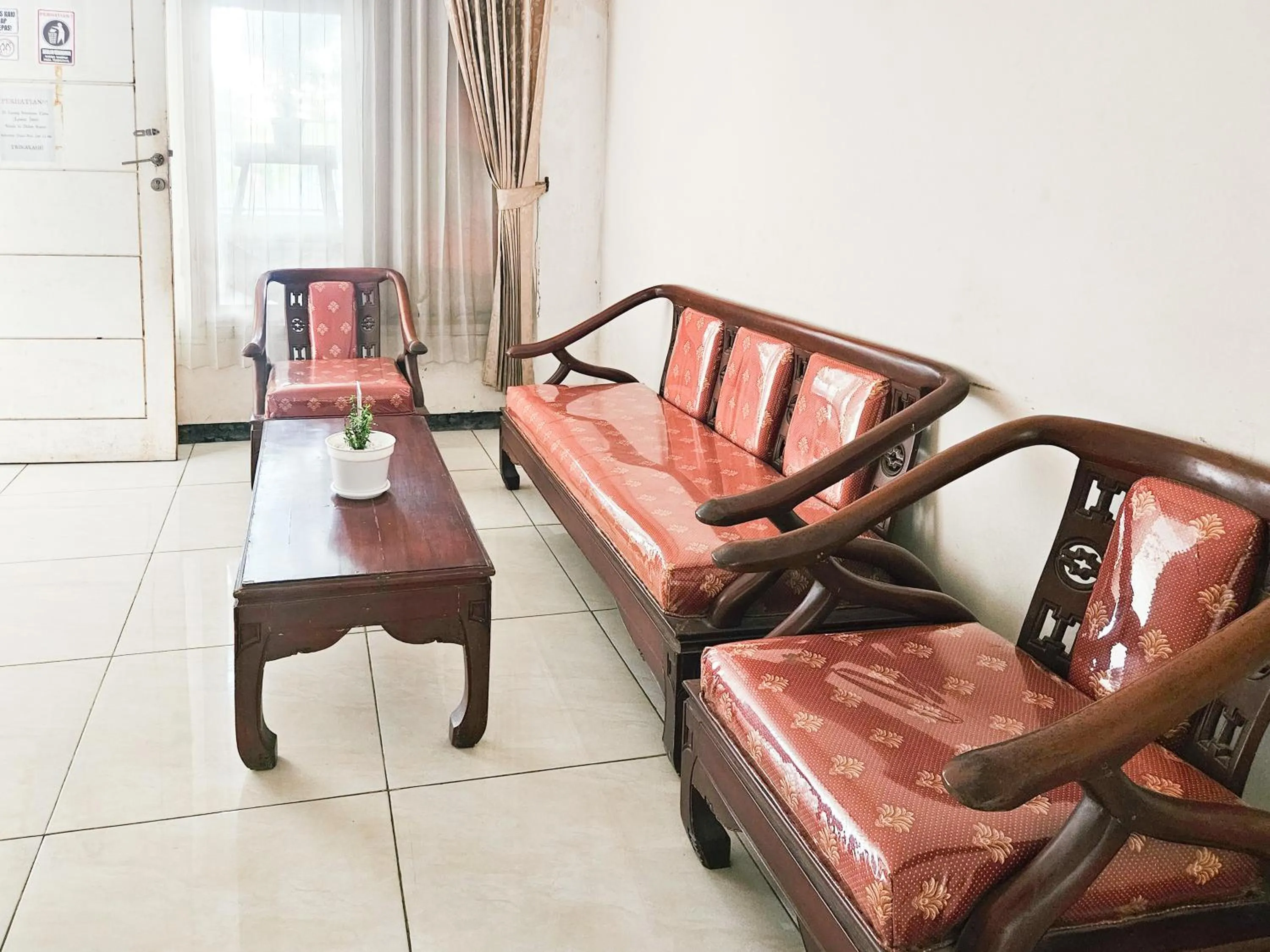 Lobby or reception in Hasana Guest House Syariah near Royal Plaza RedPartner