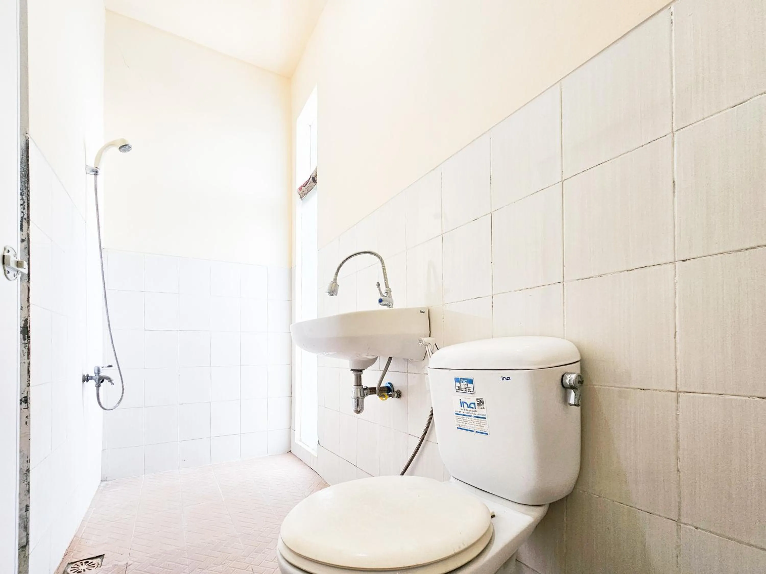 Bathroom in Hasana Guest House Syariah near Royal Plaza RedPartner