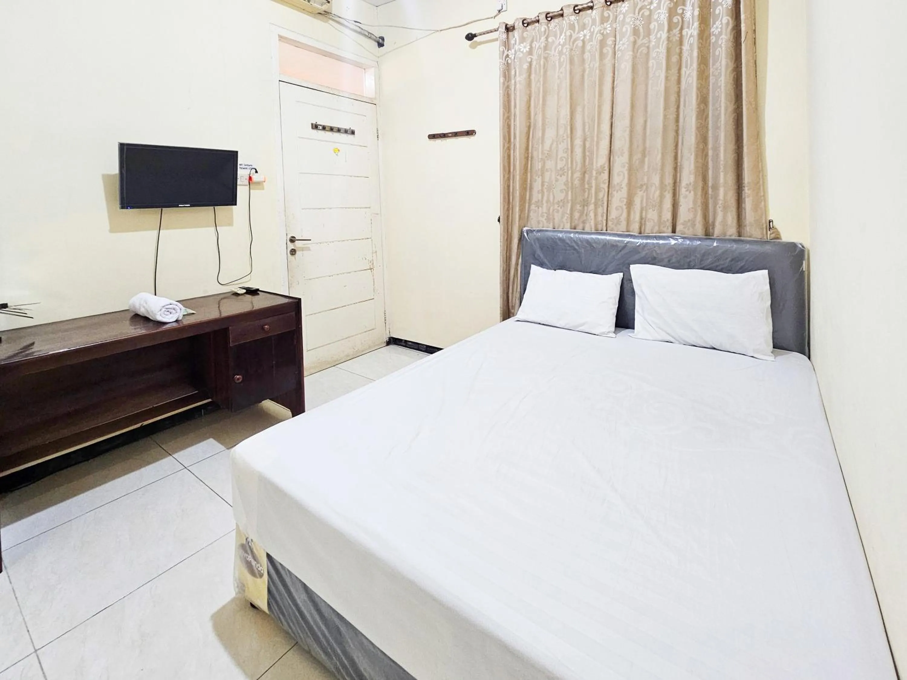 Bedroom, Bed in Hasana Guest House Syariah near Royal Plaza RedPartner
