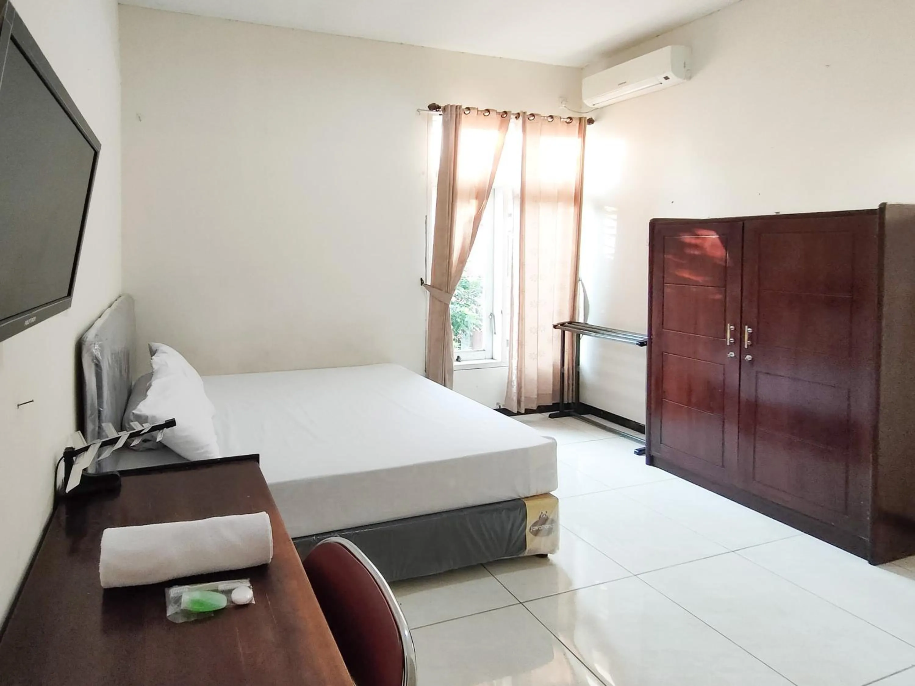 Bedroom, Bed in Hasana Guest House Syariah near Royal Plaza RedPartner