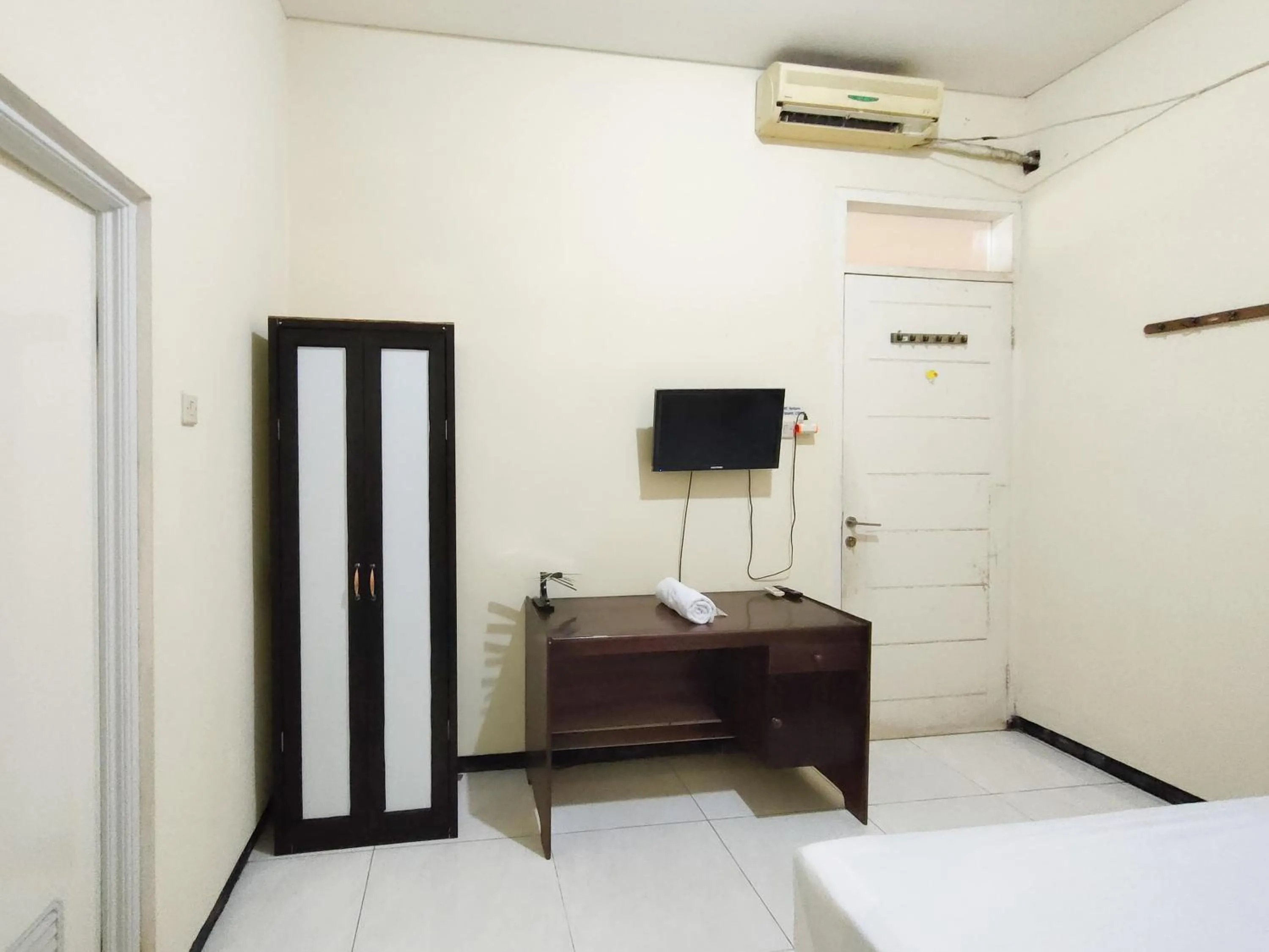 TV and multimedia, Bed in Hasana Guest House Syariah near Royal Plaza RedPartner