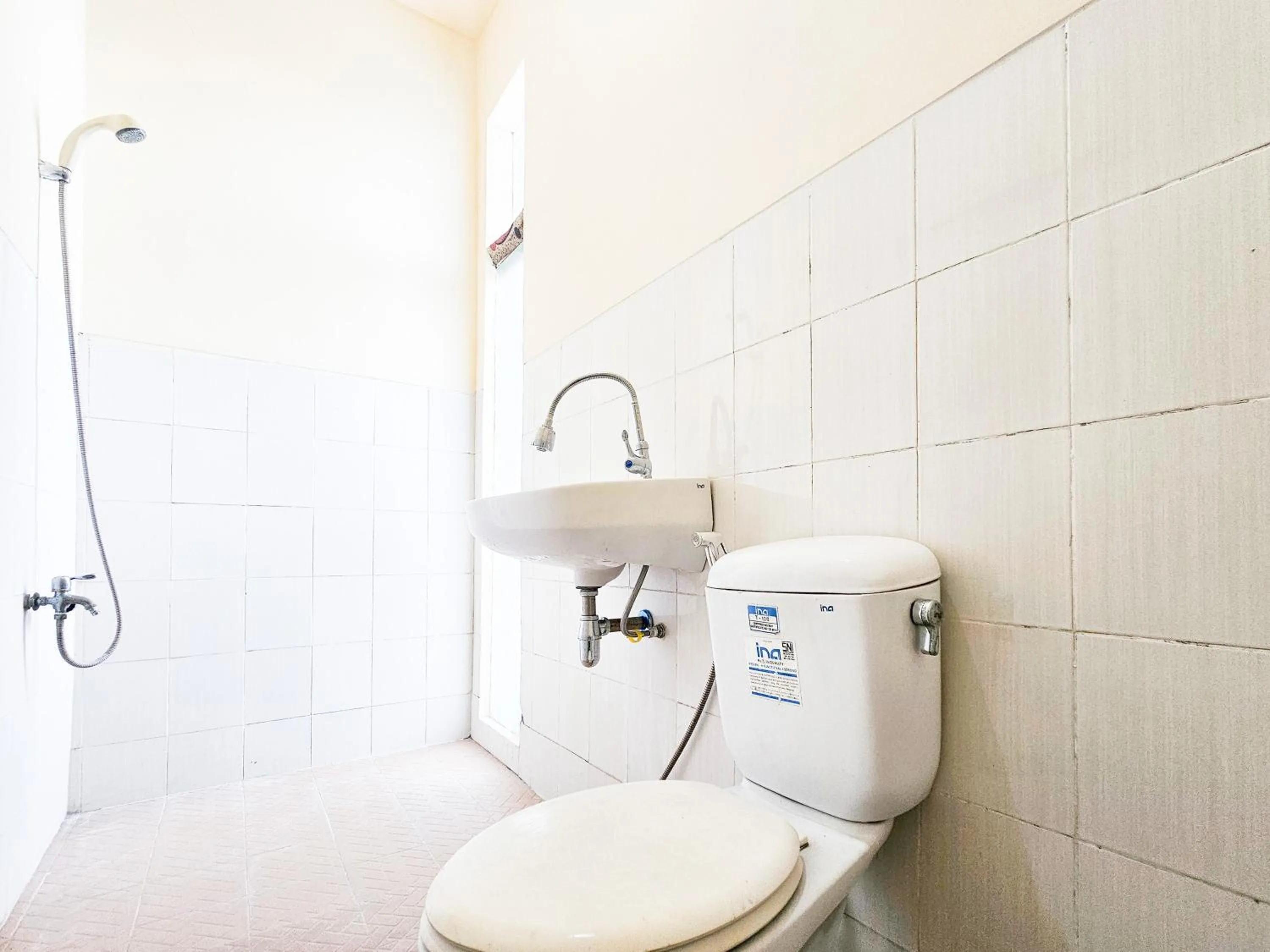 Bathroom in Hasana Guest House Syariah near Royal Plaza RedPartner