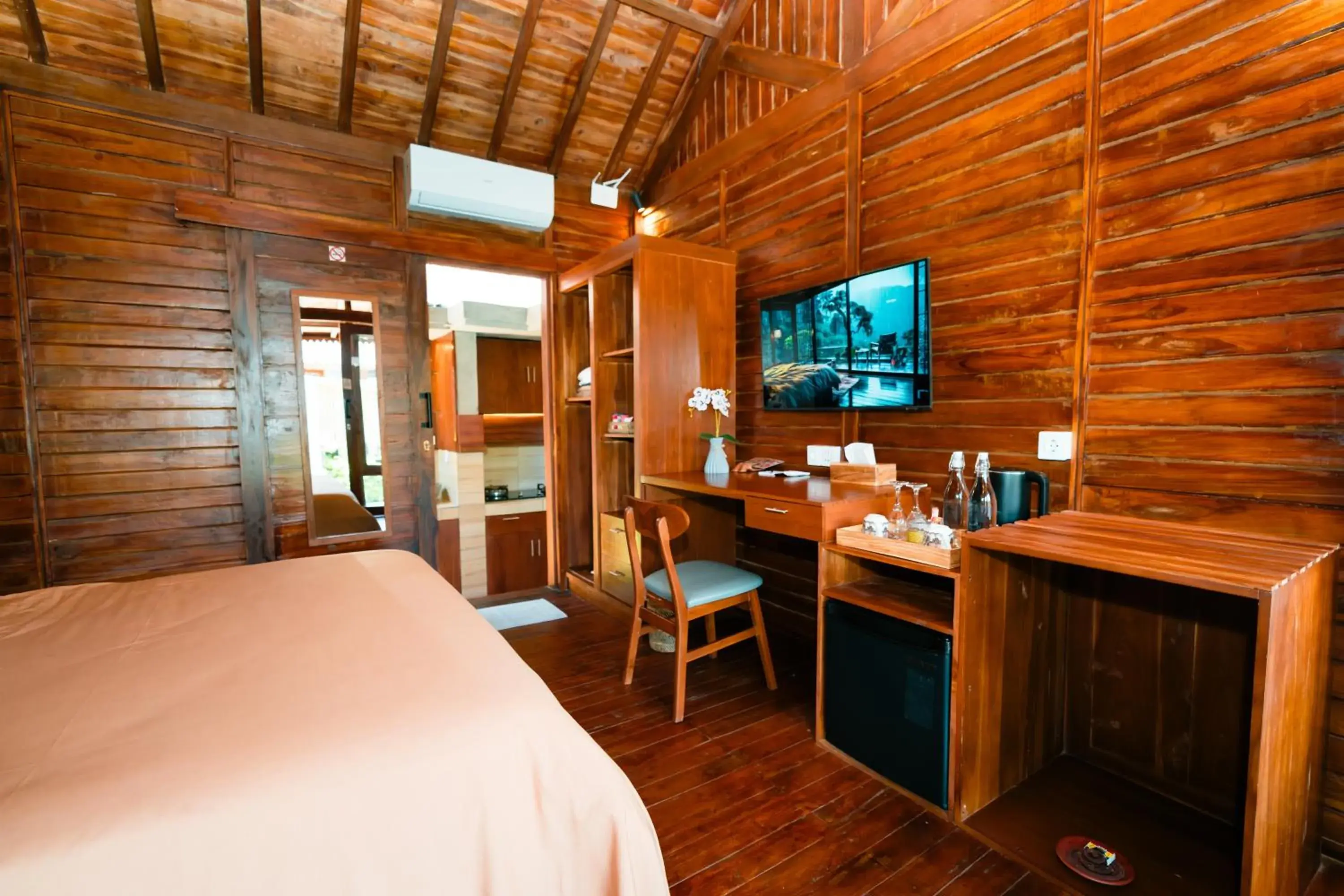 TV and multimedia, Bed in Ngesil Private Joglo & Pool TV and multimedia, Bed in Ngesil Private Joglo & Pool