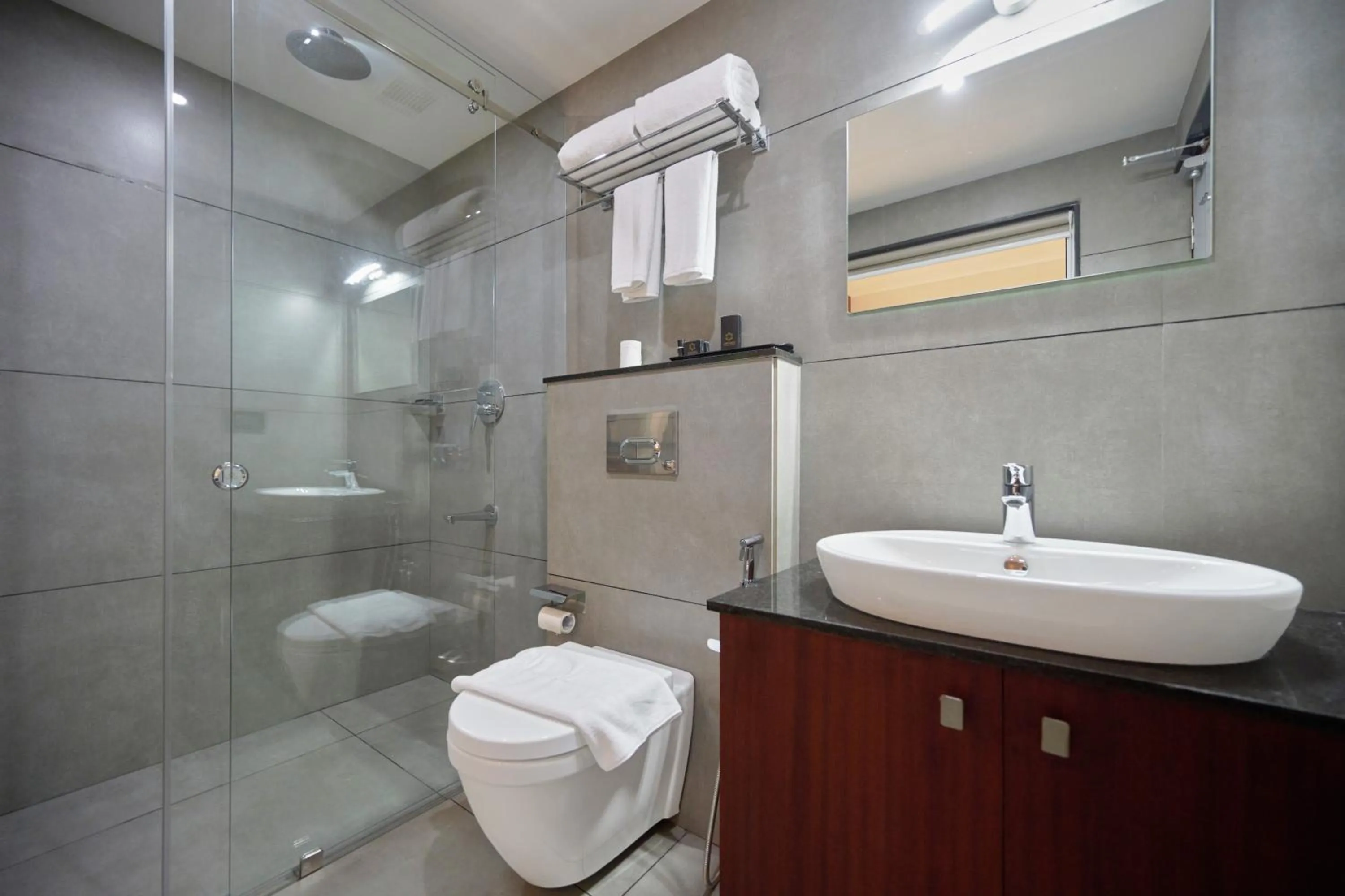 Shower in Q-White Crescent