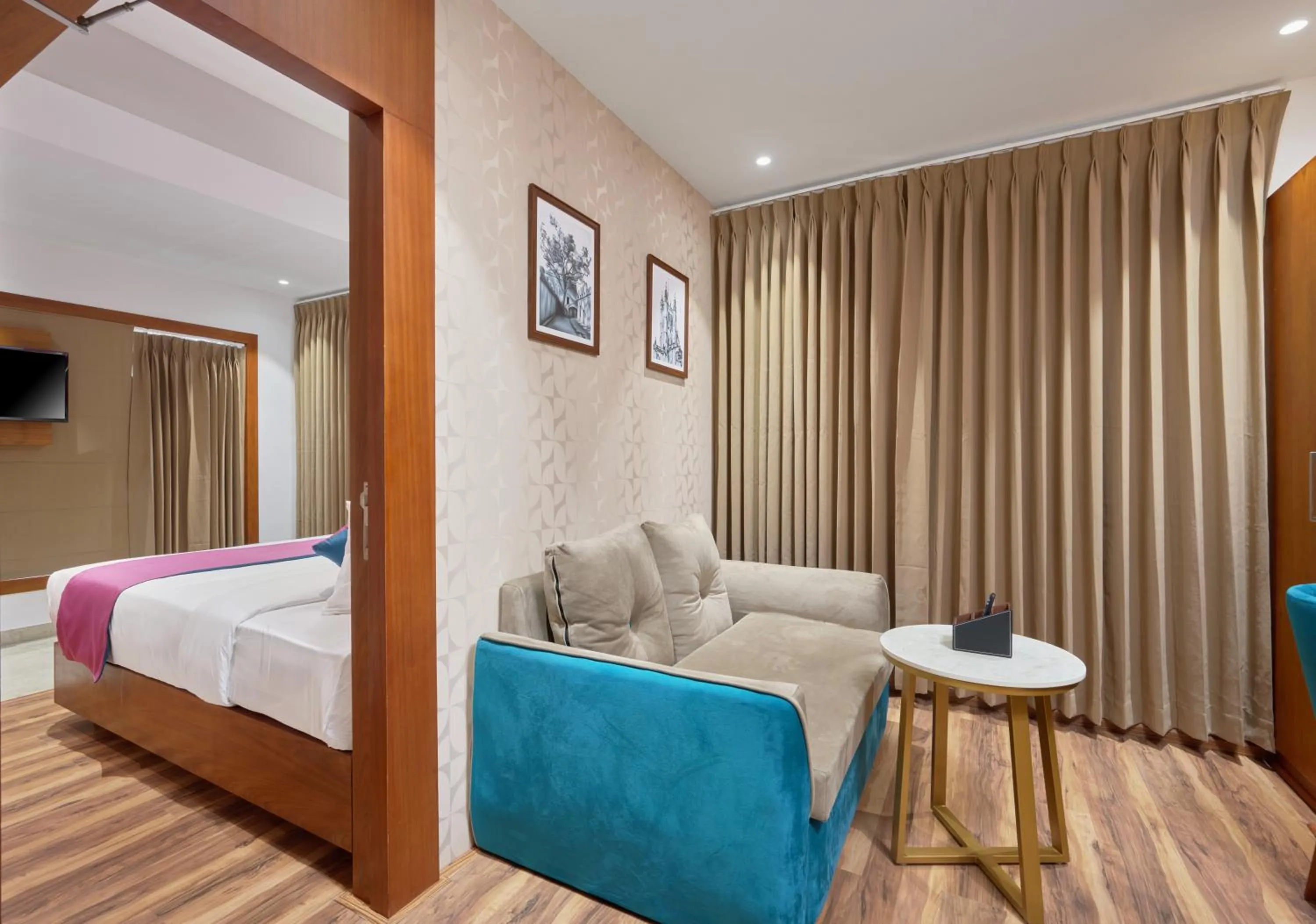 Living room, Bed in Q-White Crescent