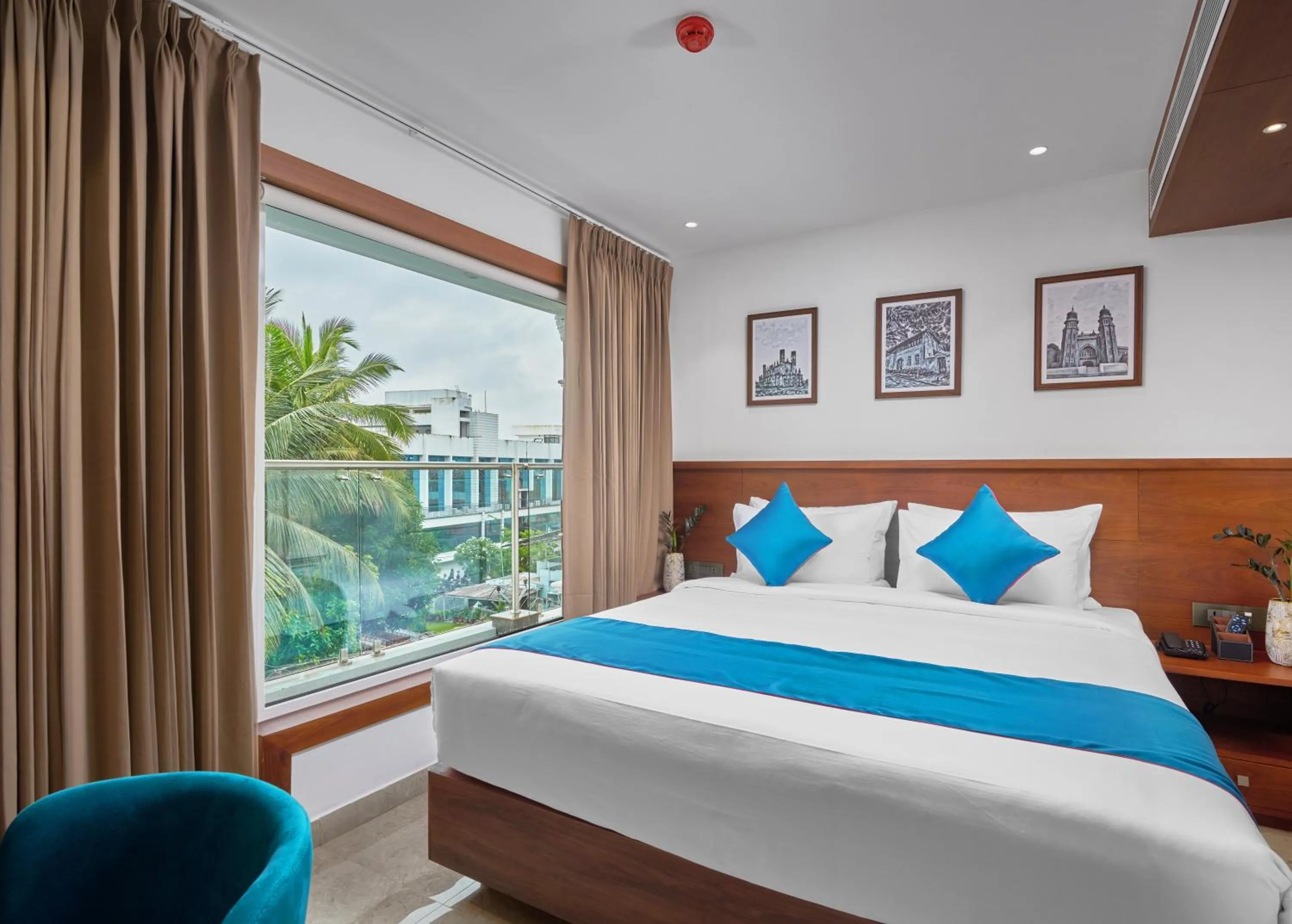 Bed in Q-White Crescent