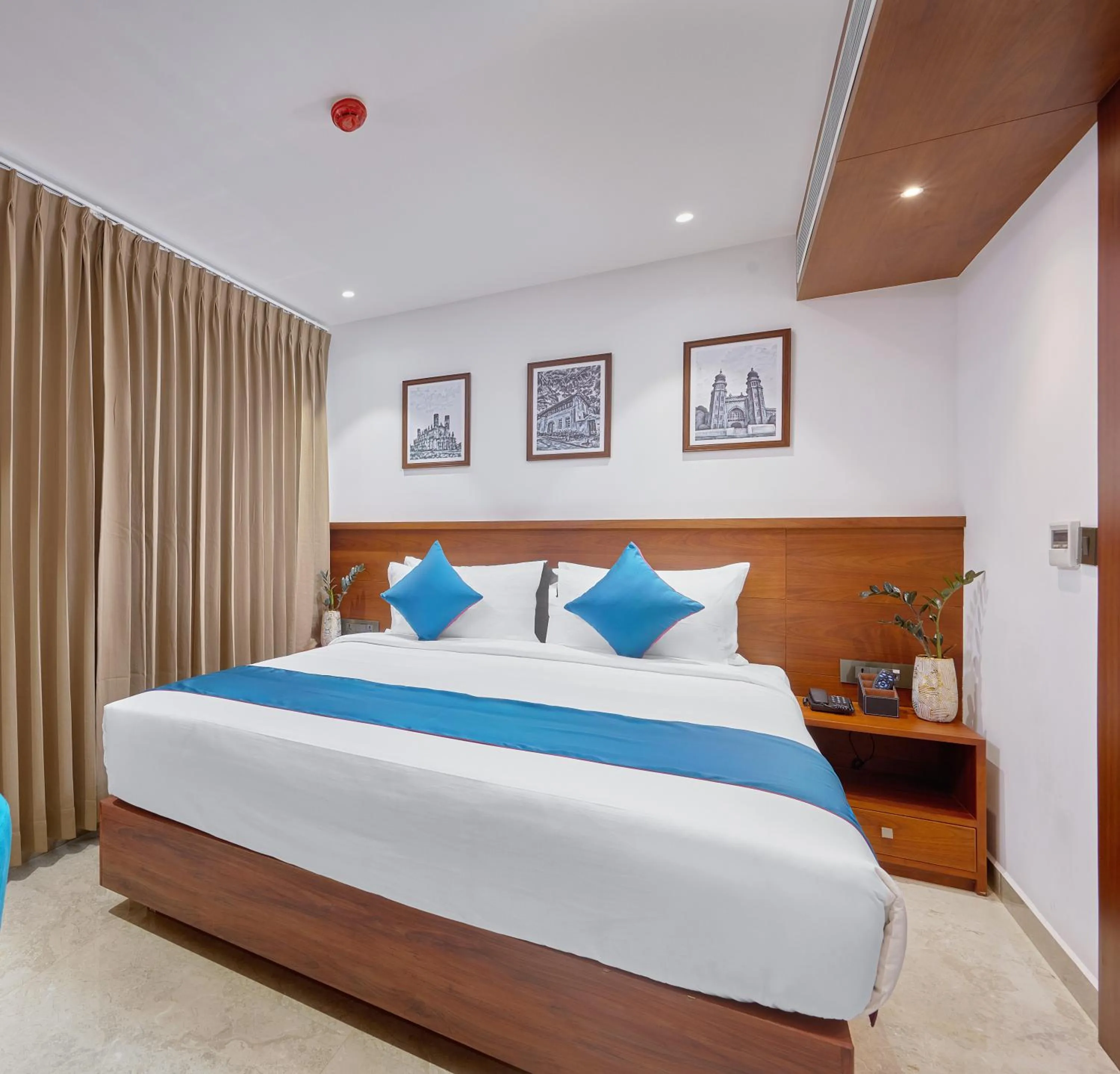 Bedroom, Bed in Q-White Crescent