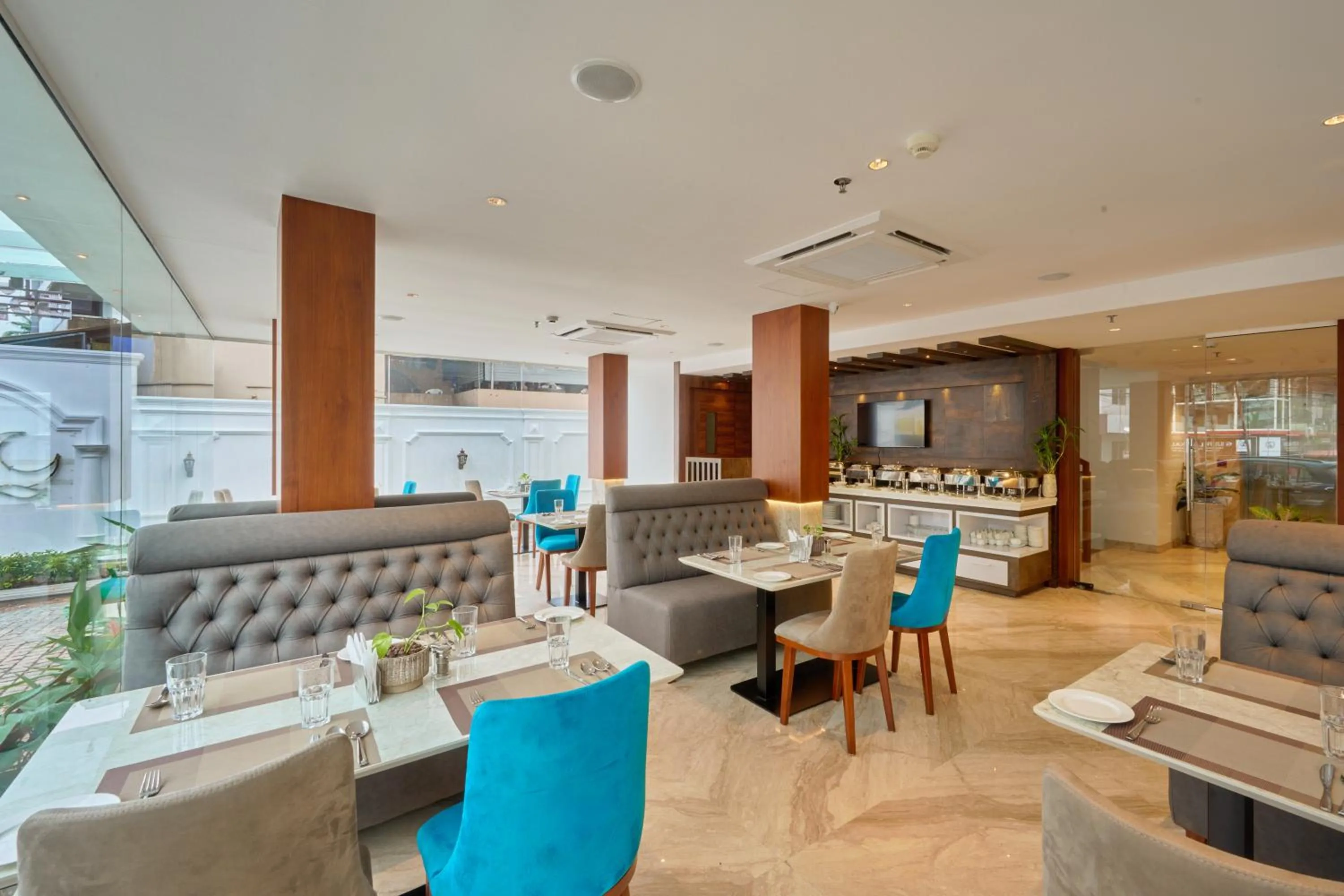 Restaurant/places to eat in Q-White Crescent