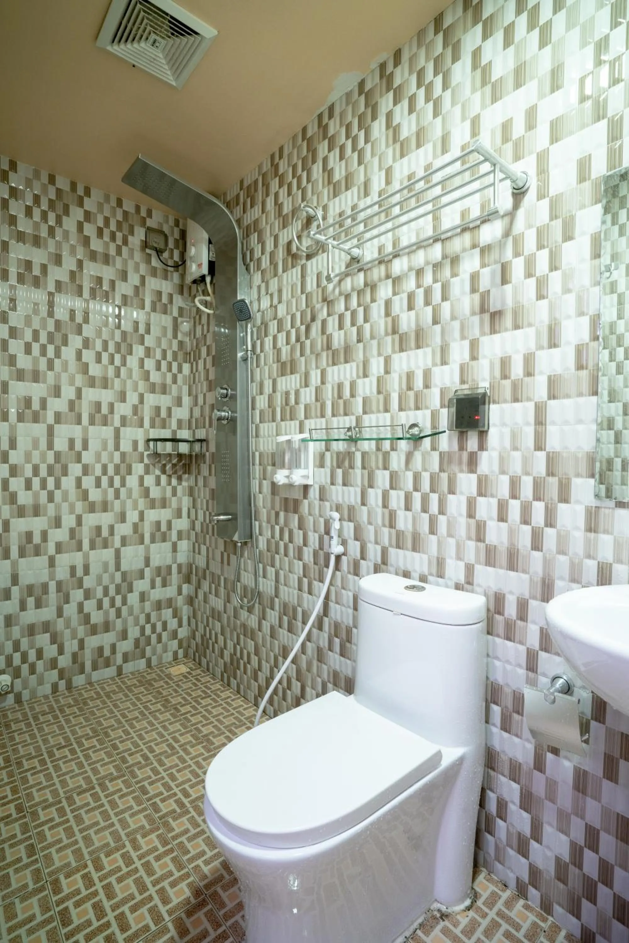 Shower in Ganduvaru Villa