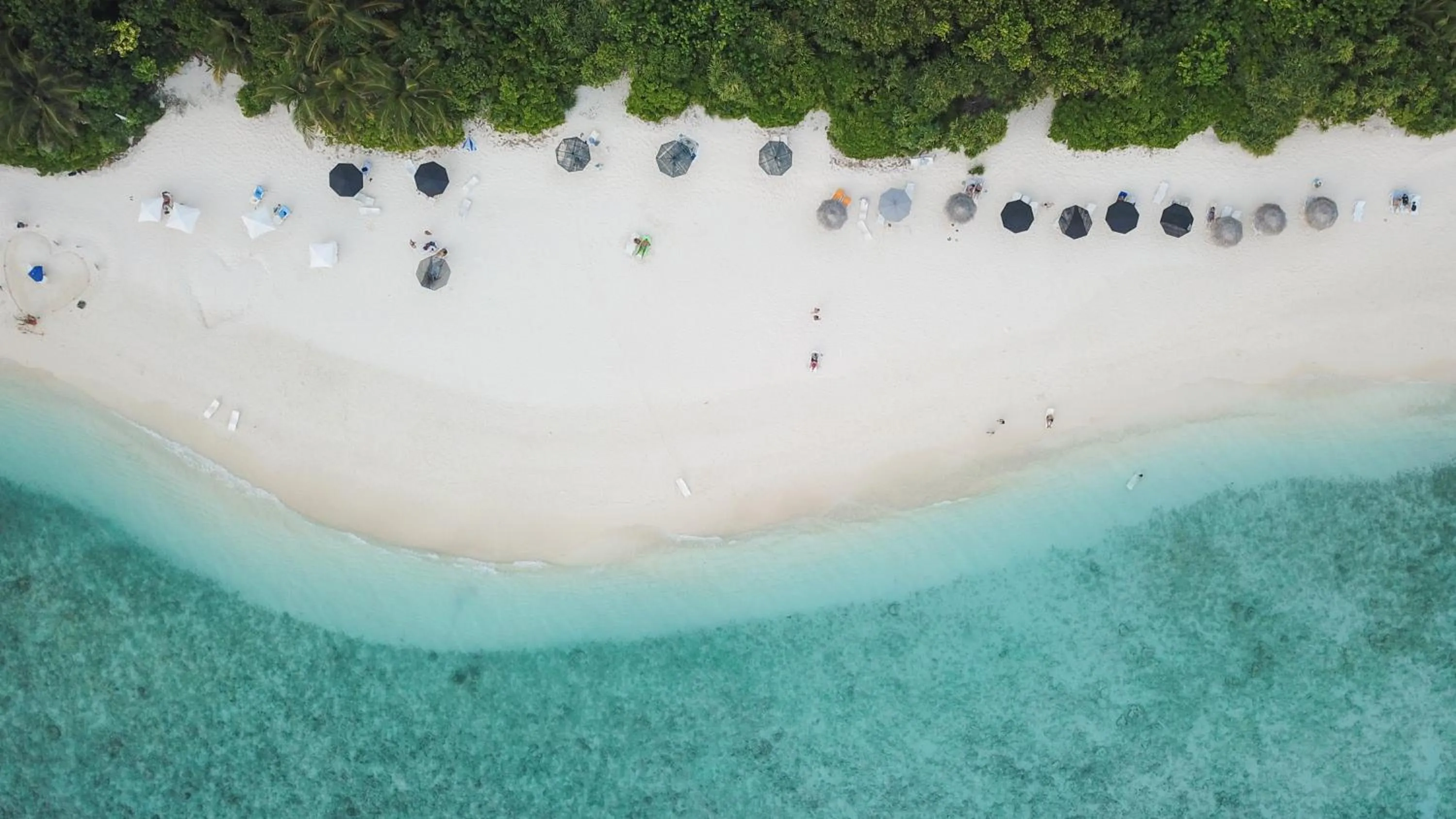 Beach in Ganduvaru Villa