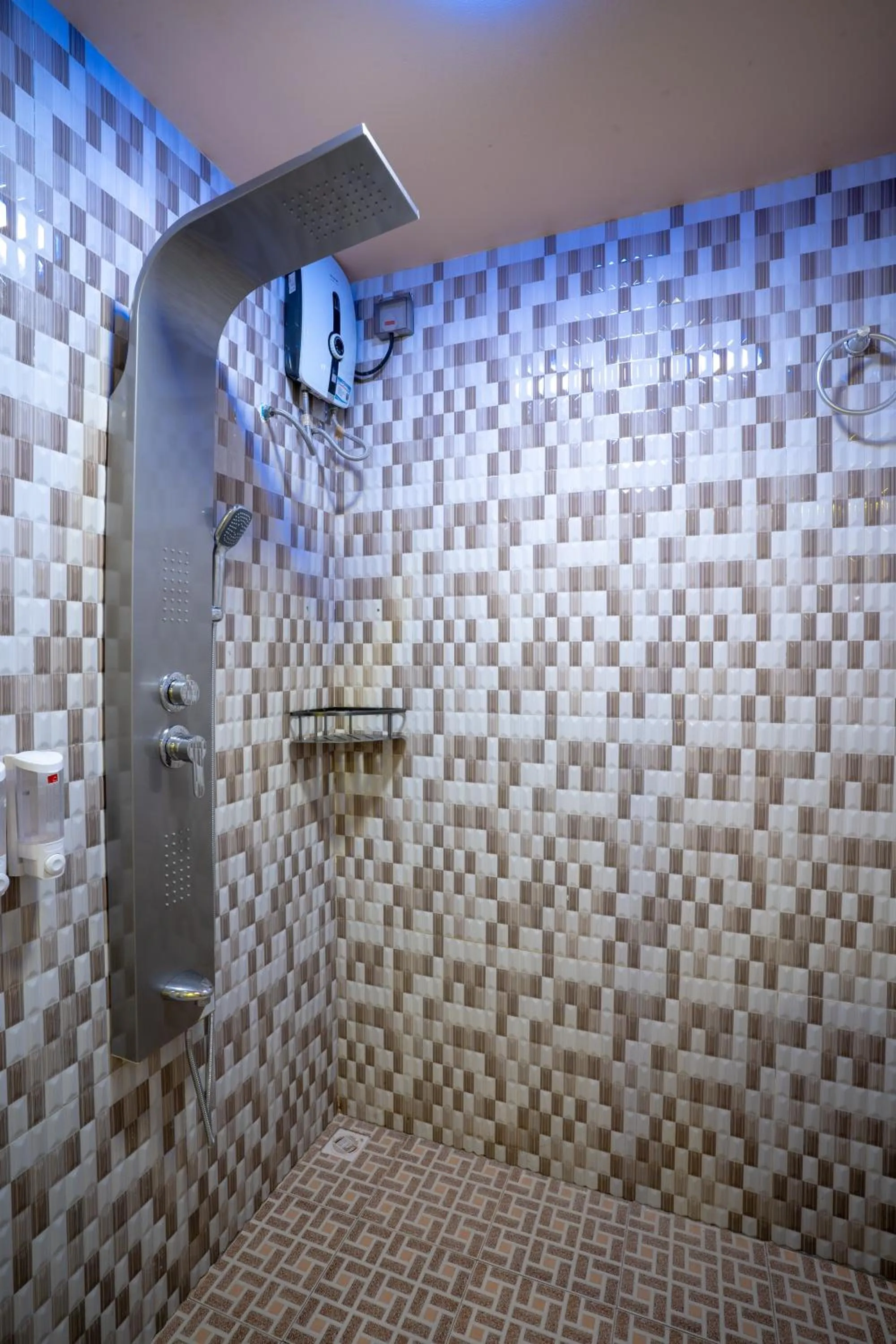 Shower in Ganduvaru Villa