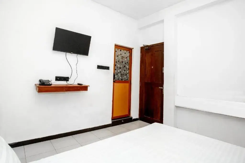 Deluxe Double Room (2 Adults + 1 Child) in Ez Stay Guesthouse Deluxe Double Room (2 Adults + 1 Child) in Ez Stay Guesthouse