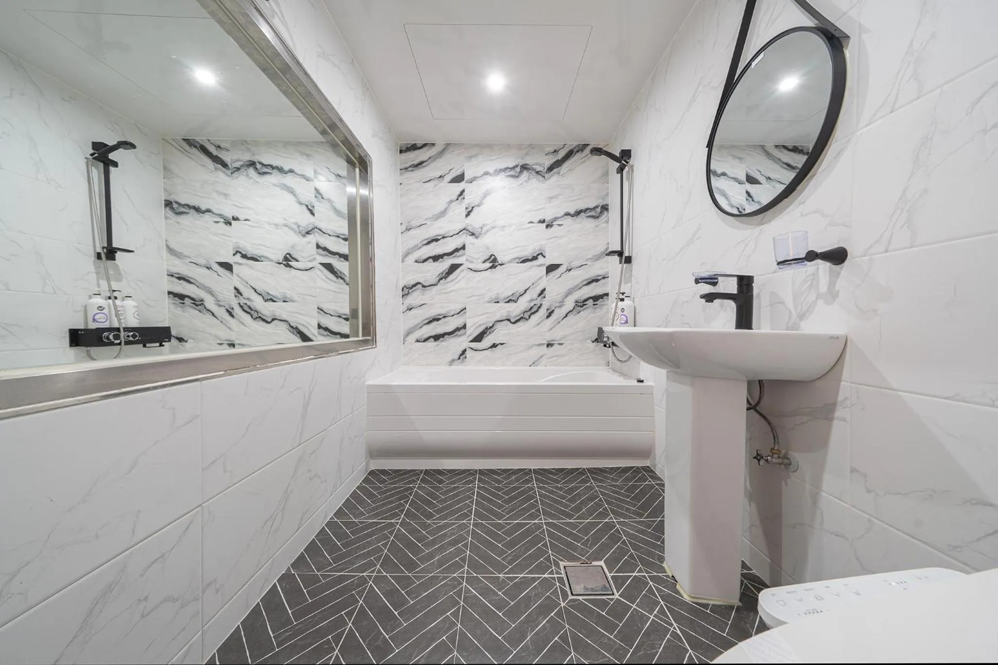 Shower in Curve Hotel Iksan