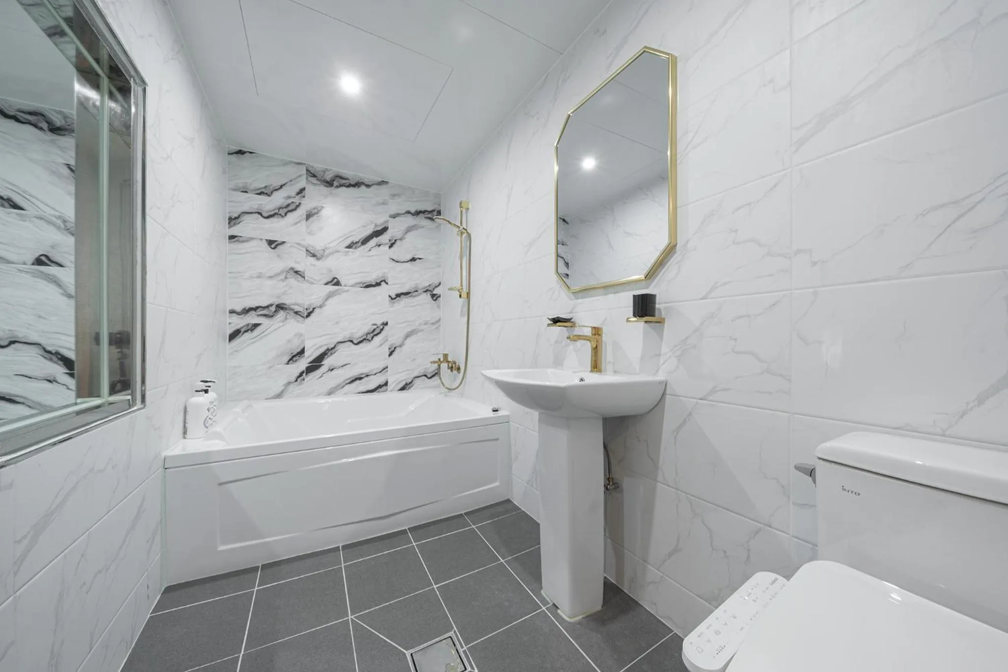 Shower in Curve Hotel Iksan