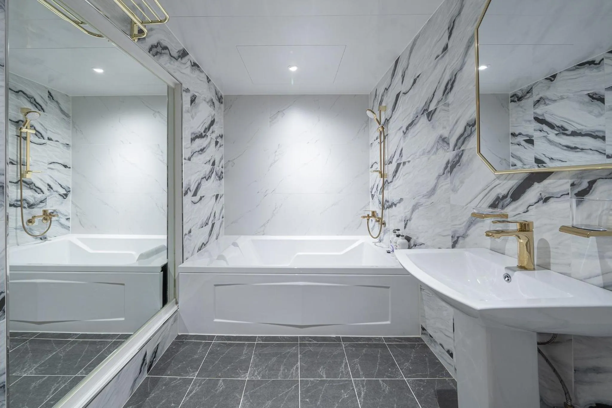 Shower in Curve Hotel Iksan