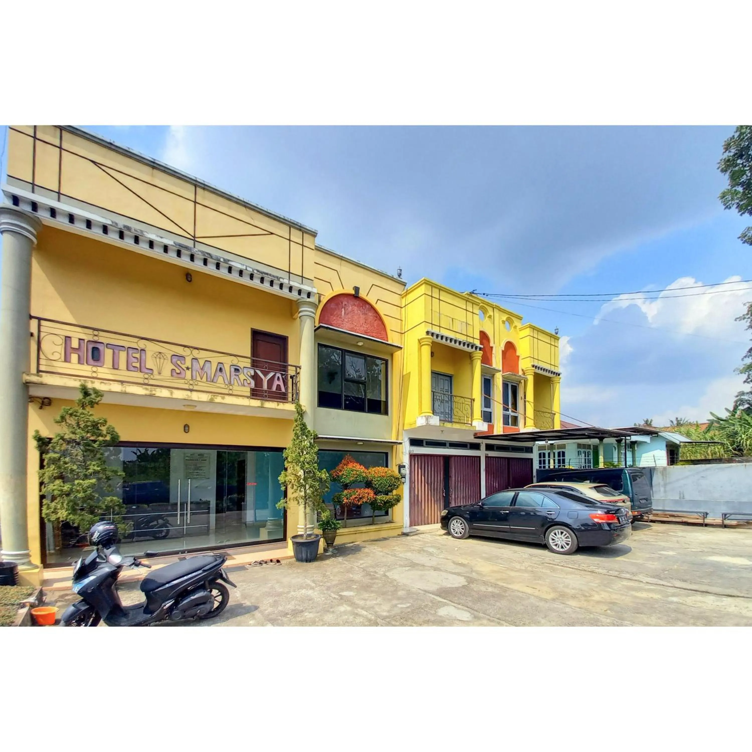 Facade/entrance in RedDoorz Syariah near Universitas Muhammadiyah Bungo