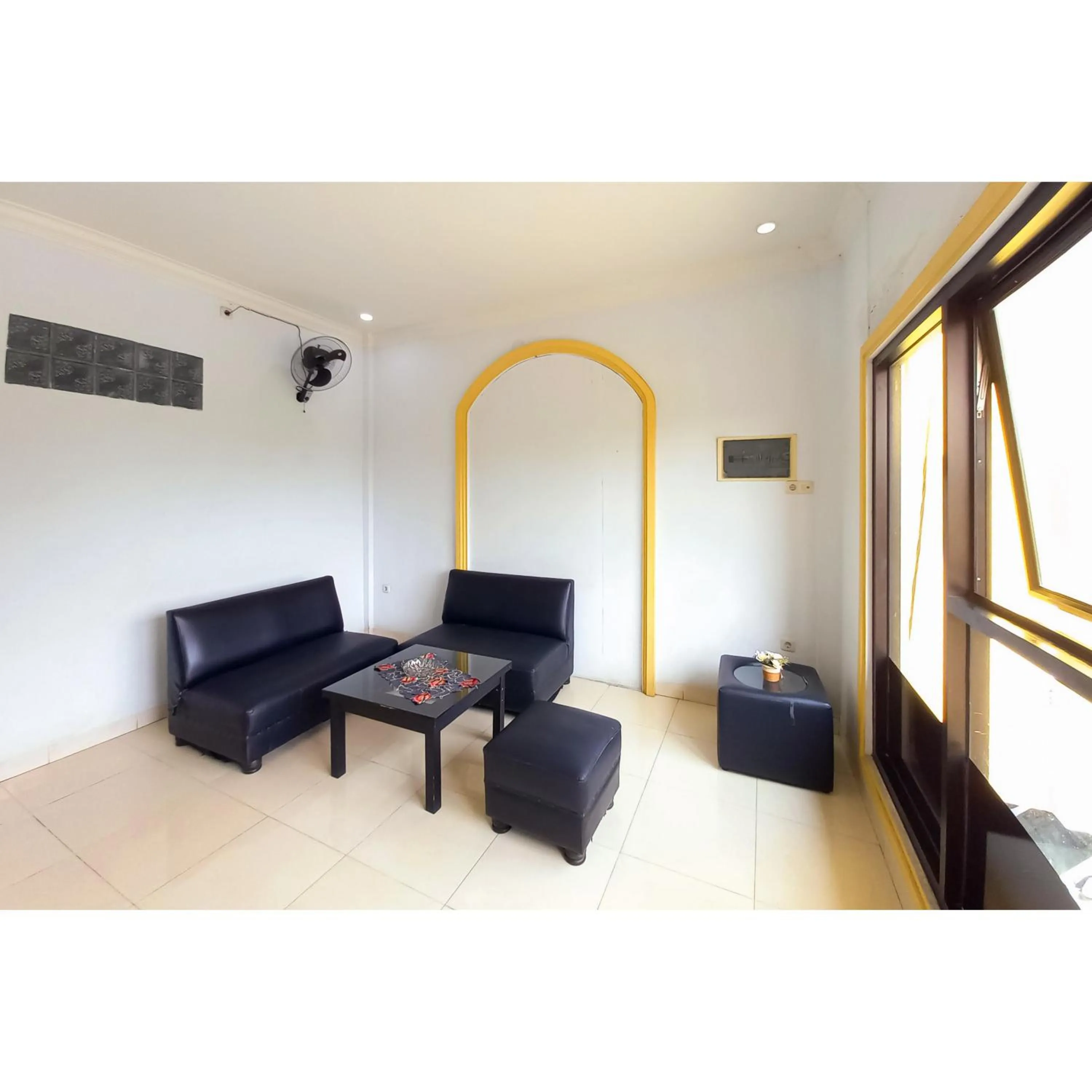 Seating area in RedDoorz Syariah near Universitas Muhammadiyah Bungo