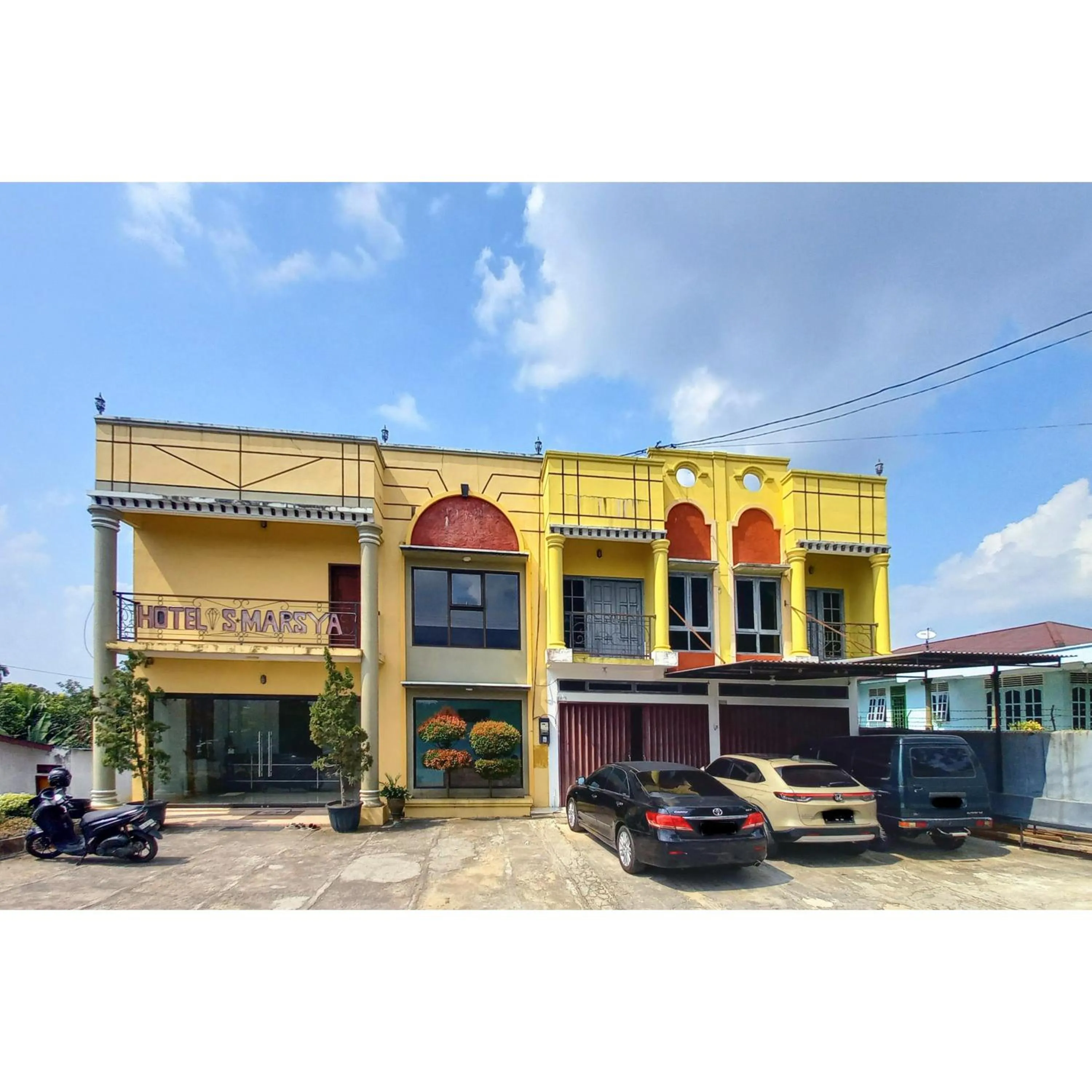 Facade/entrance in RedDoorz Syariah near Universitas Muhammadiyah Bungo