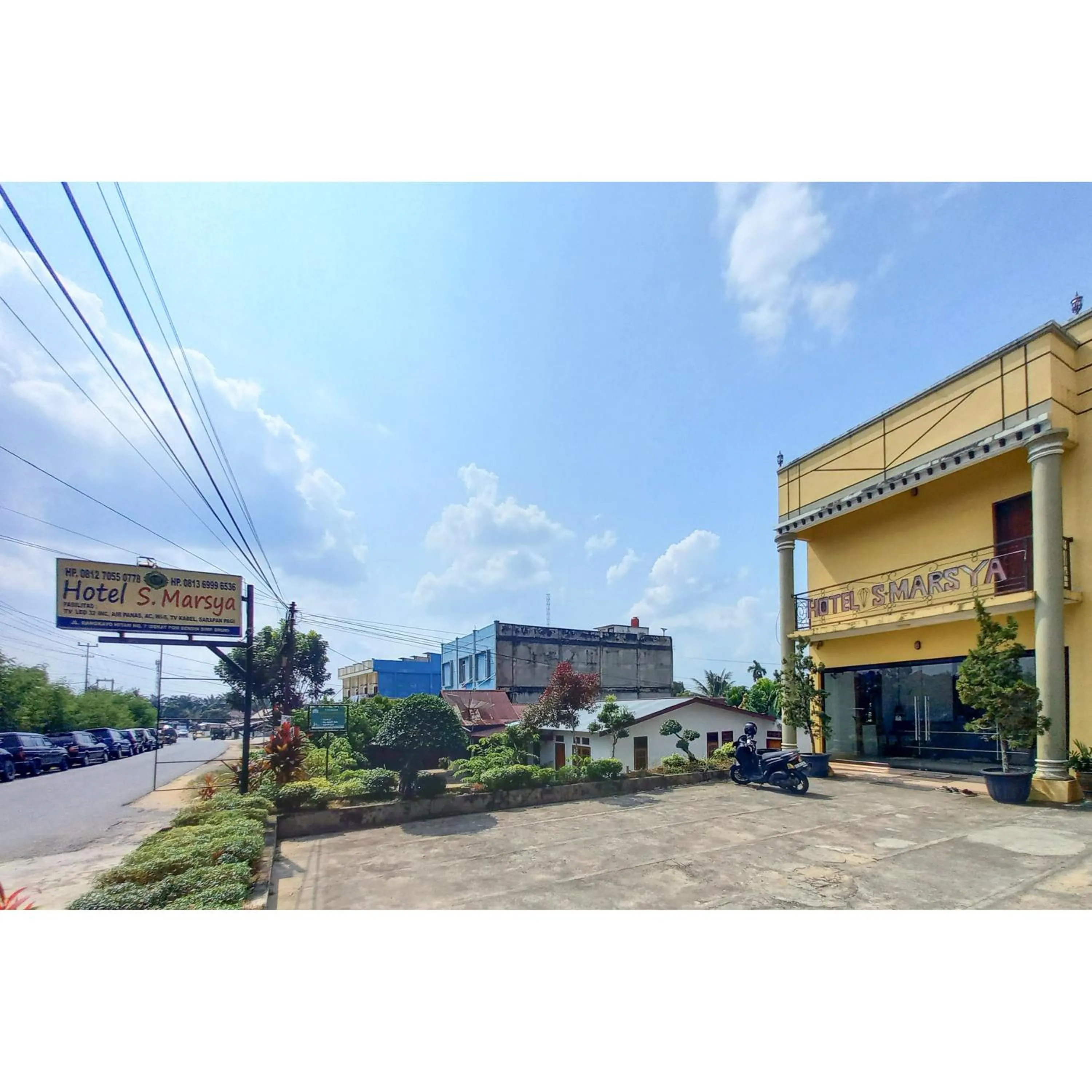 Facade/entrance in RedDoorz Syariah near Universitas Muhammadiyah Bungo