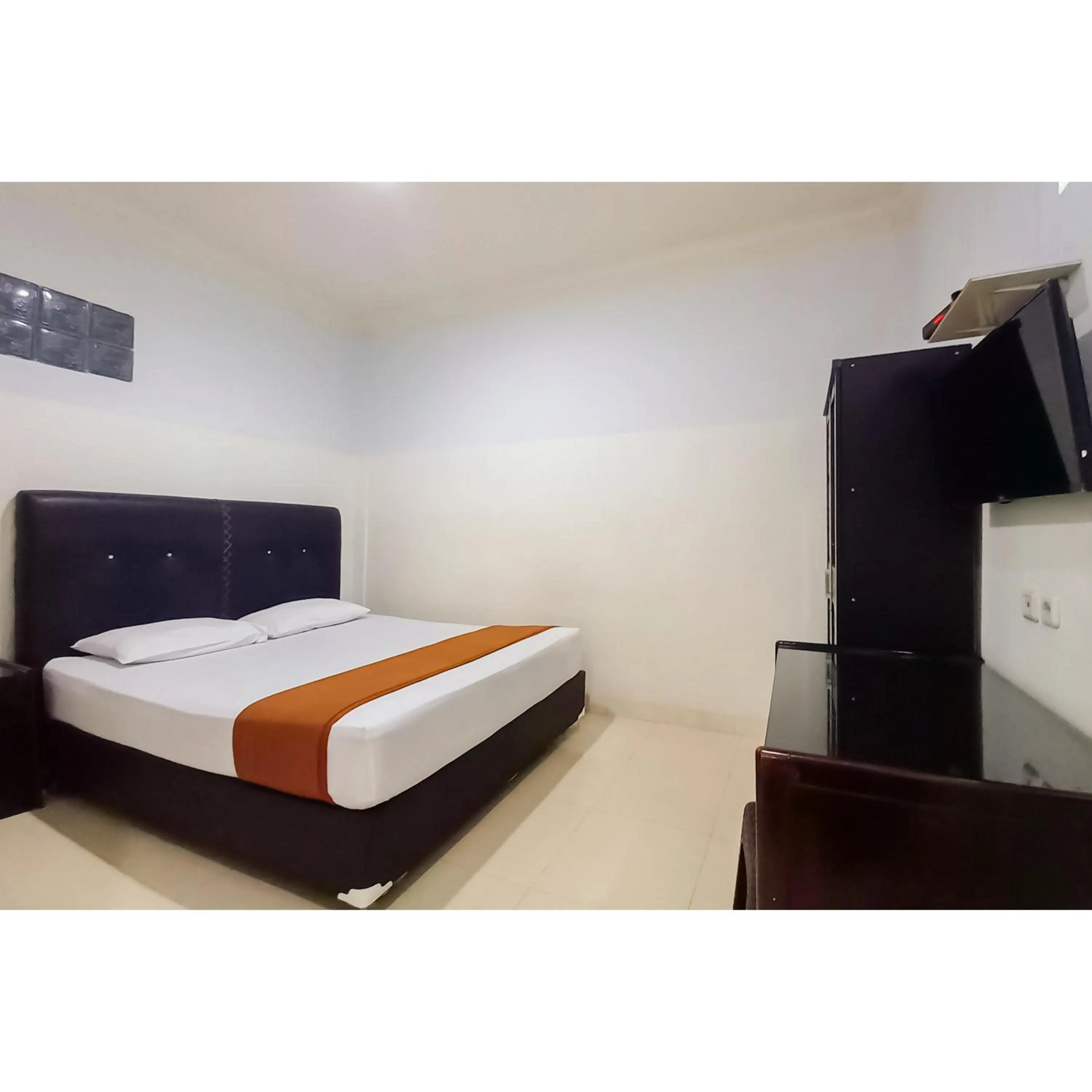 Bedroom, Bed in RedDoorz Syariah near Universitas Muhammadiyah Bungo