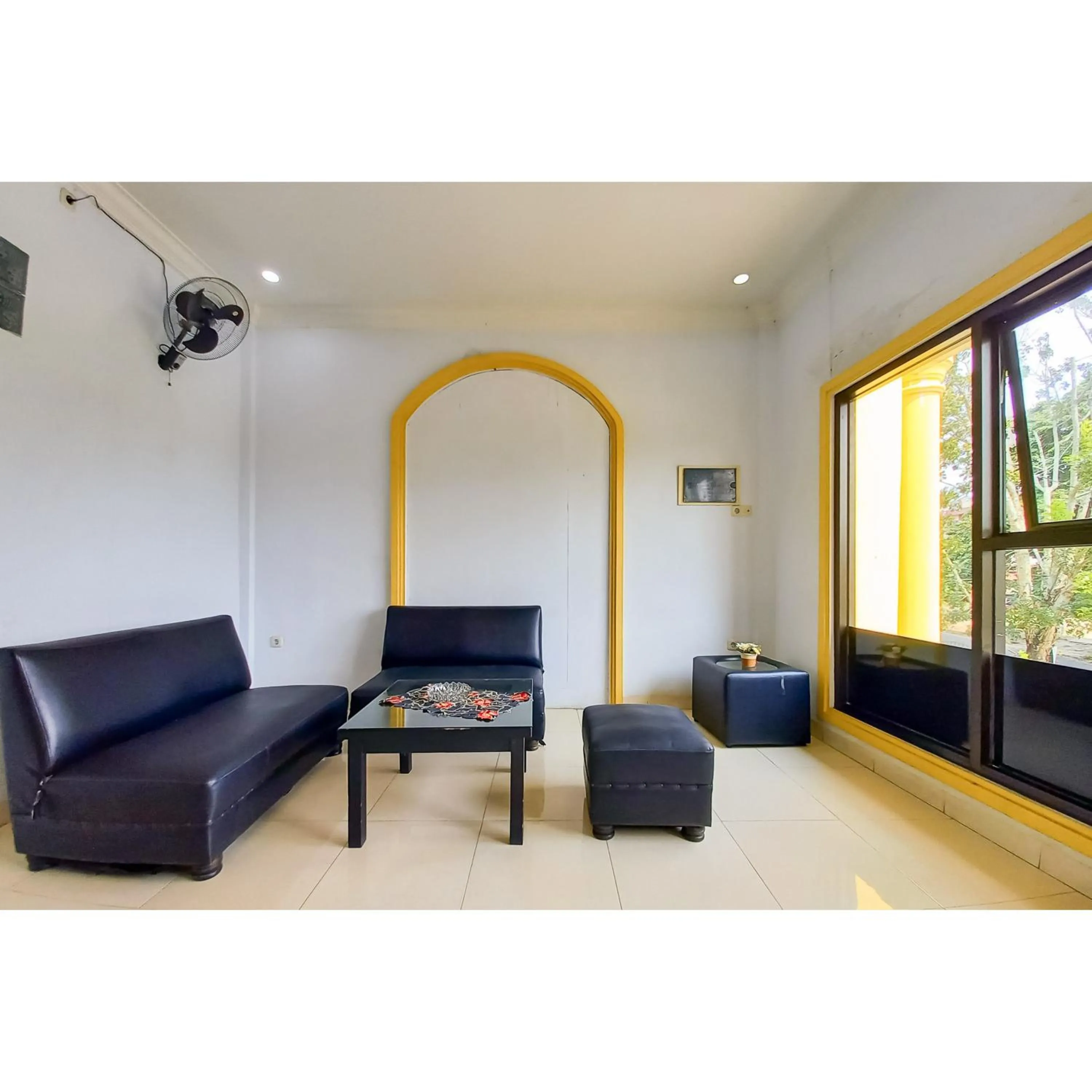 Seating area in RedDoorz Syariah near Universitas Muhammadiyah Bungo