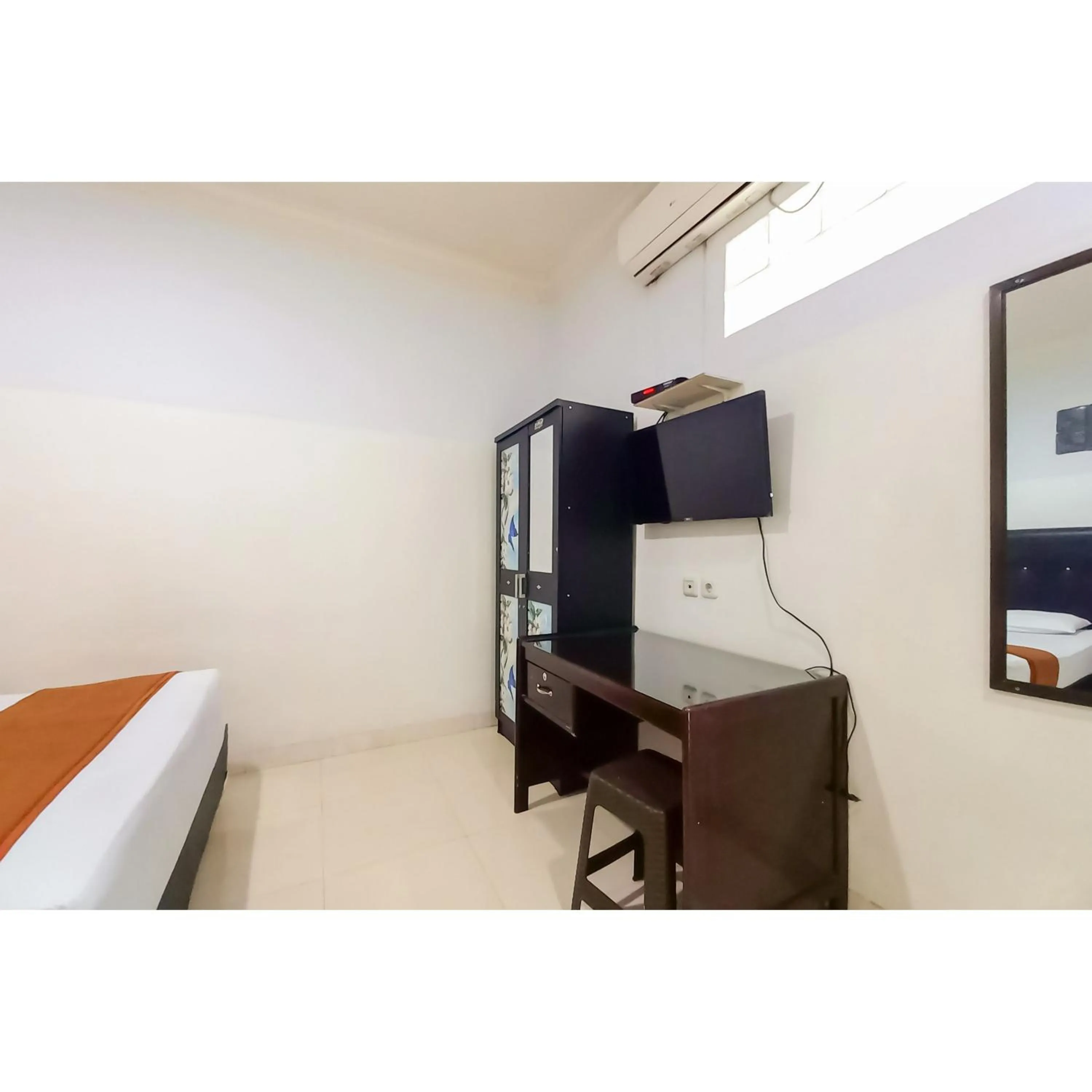 Bedroom, Bed in RedDoorz Syariah near Universitas Muhammadiyah Bungo