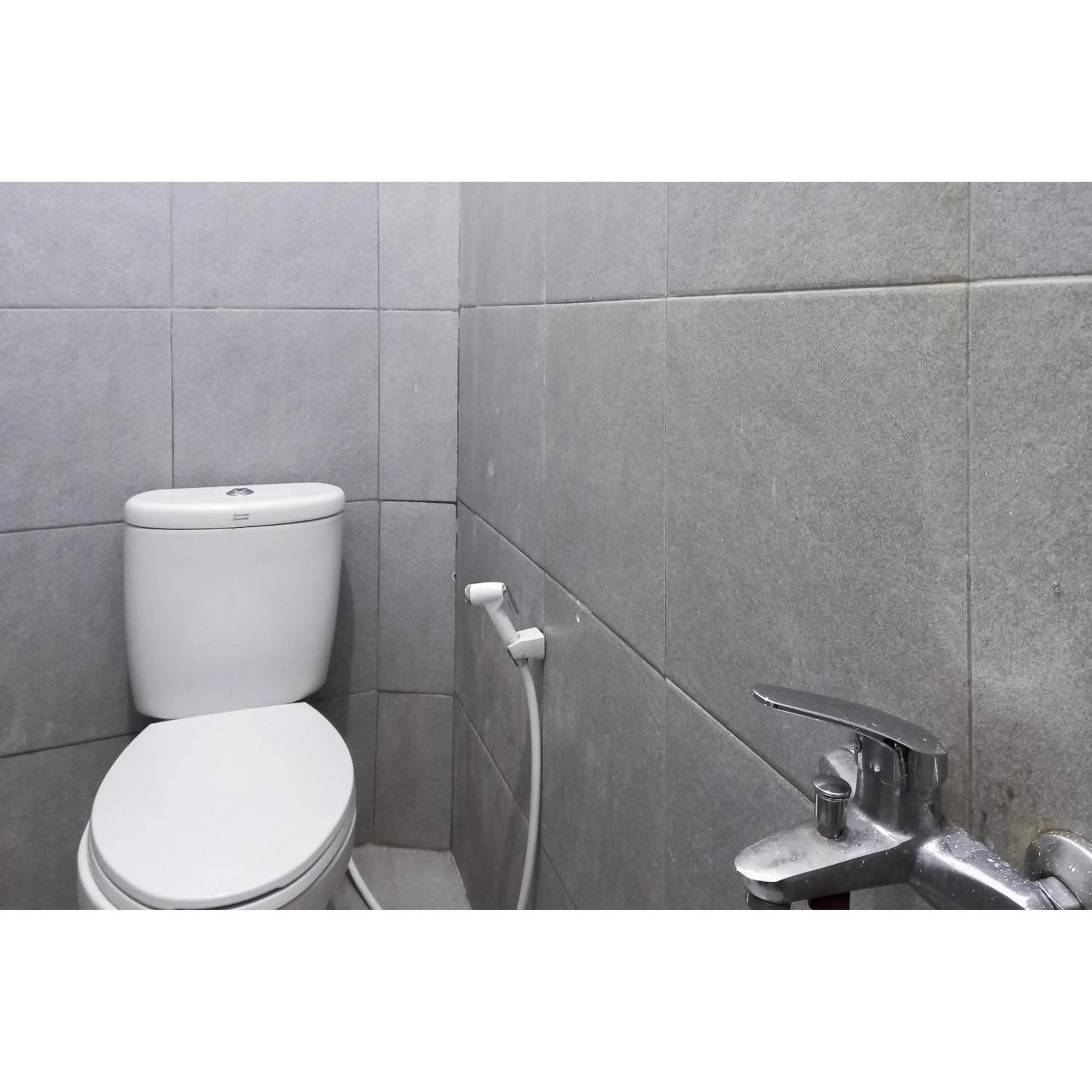 Bathroom in RedDoorz Syariah near Universitas Muhammadiyah Bungo