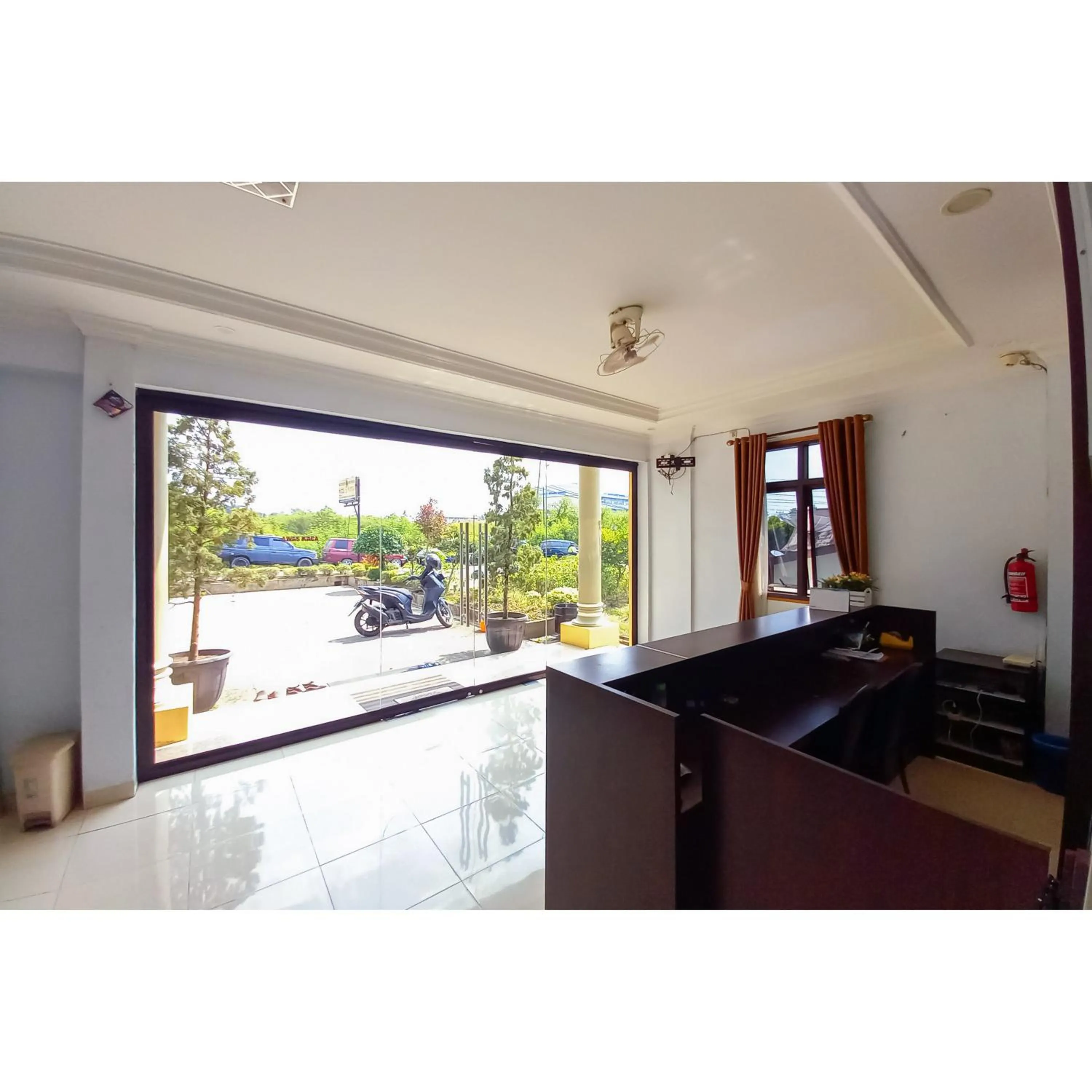 Lobby or reception in RedDoorz Syariah near Universitas Muhammadiyah Bungo