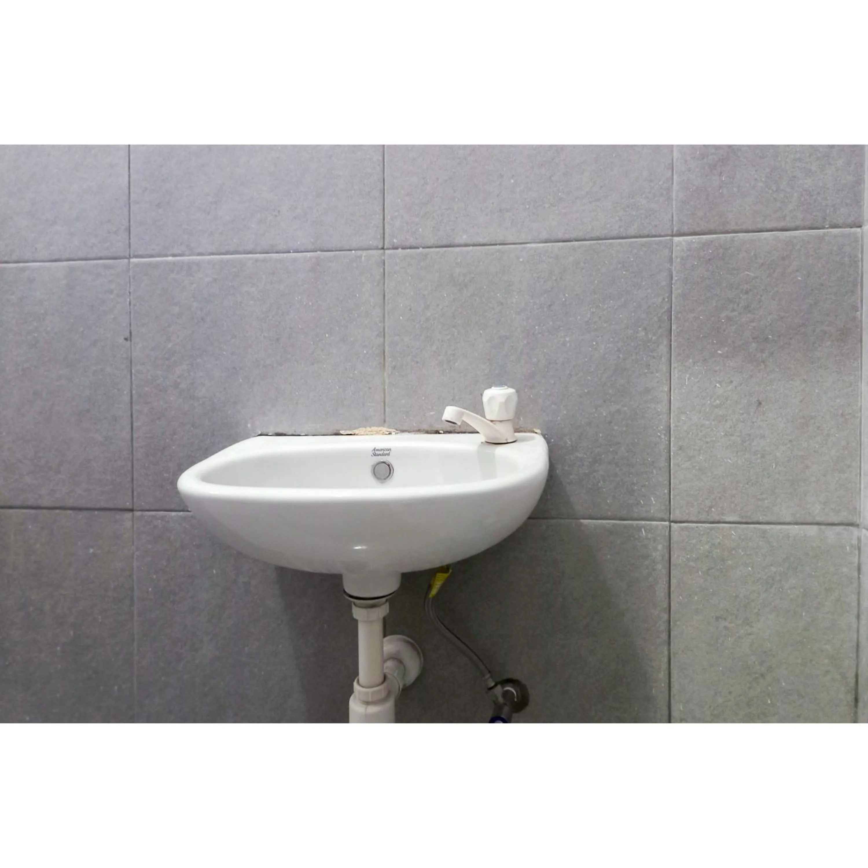 Bathroom in RedDoorz Syariah near Universitas Muhammadiyah Bungo