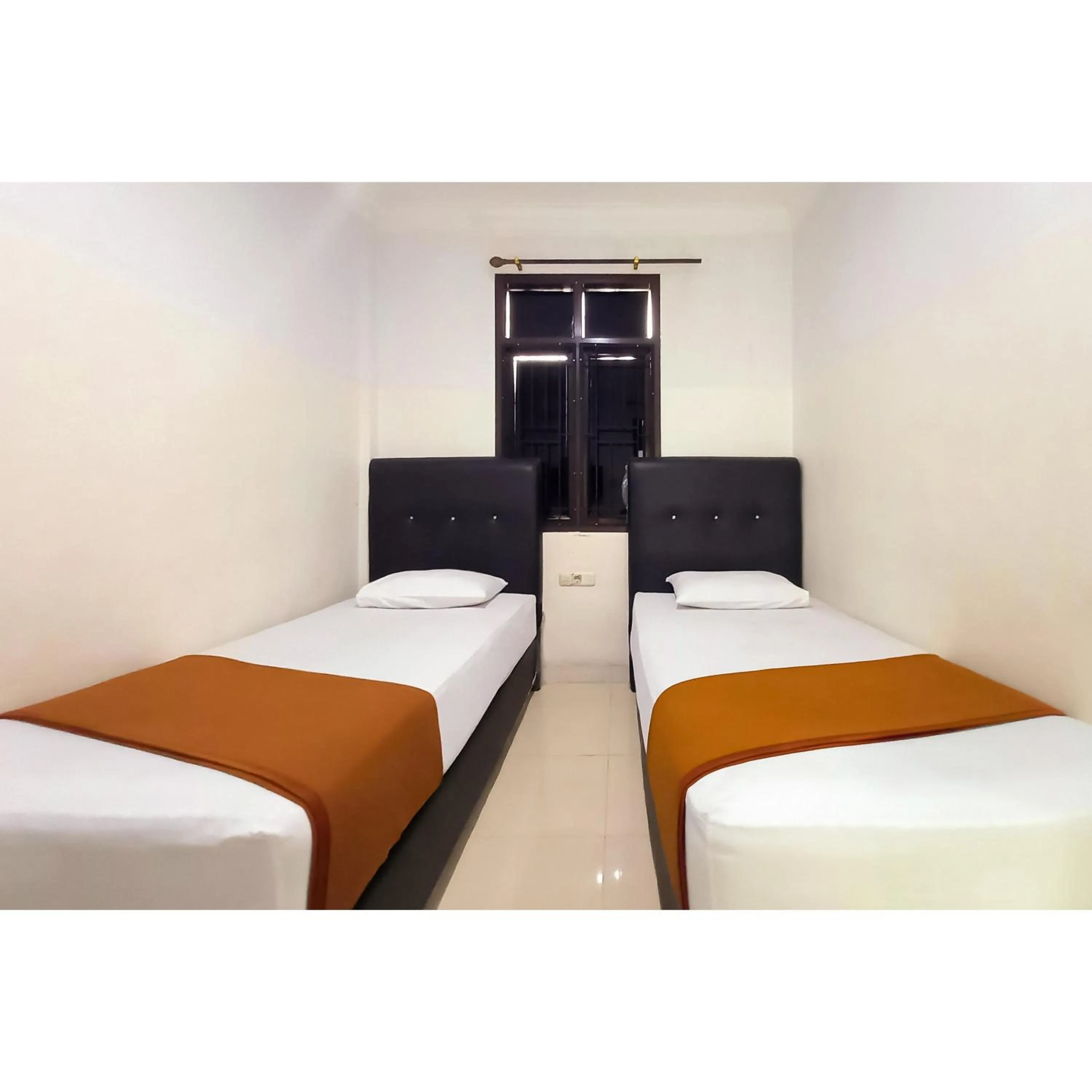 Deluxe Twin Room in RedDoorz Syariah near Universitas Muhammadiyah Bungo