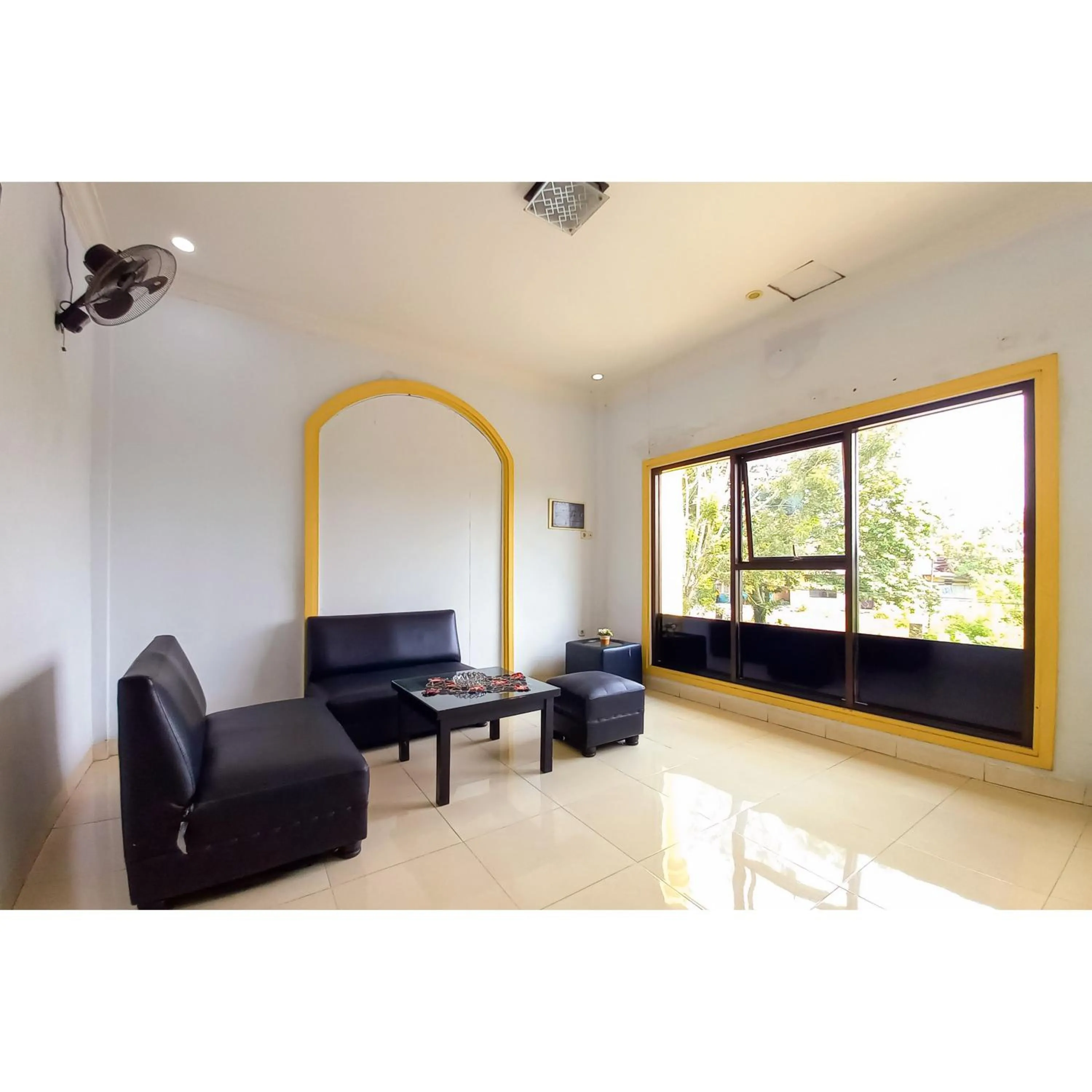Seating area in RedDoorz Syariah near Universitas Muhammadiyah Bungo
