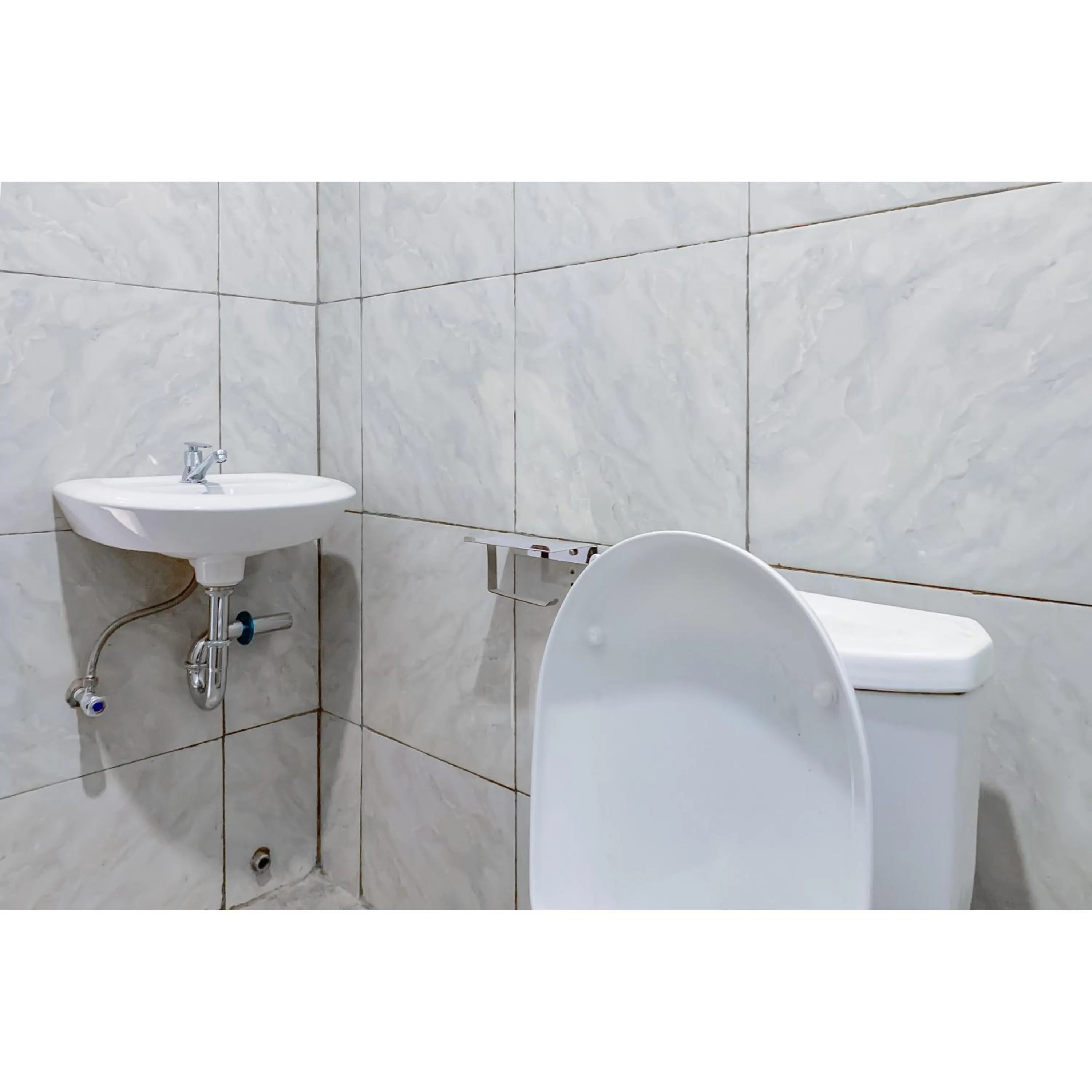 Bathroom in RedDoorz Plus at D San Residence Buah Batu