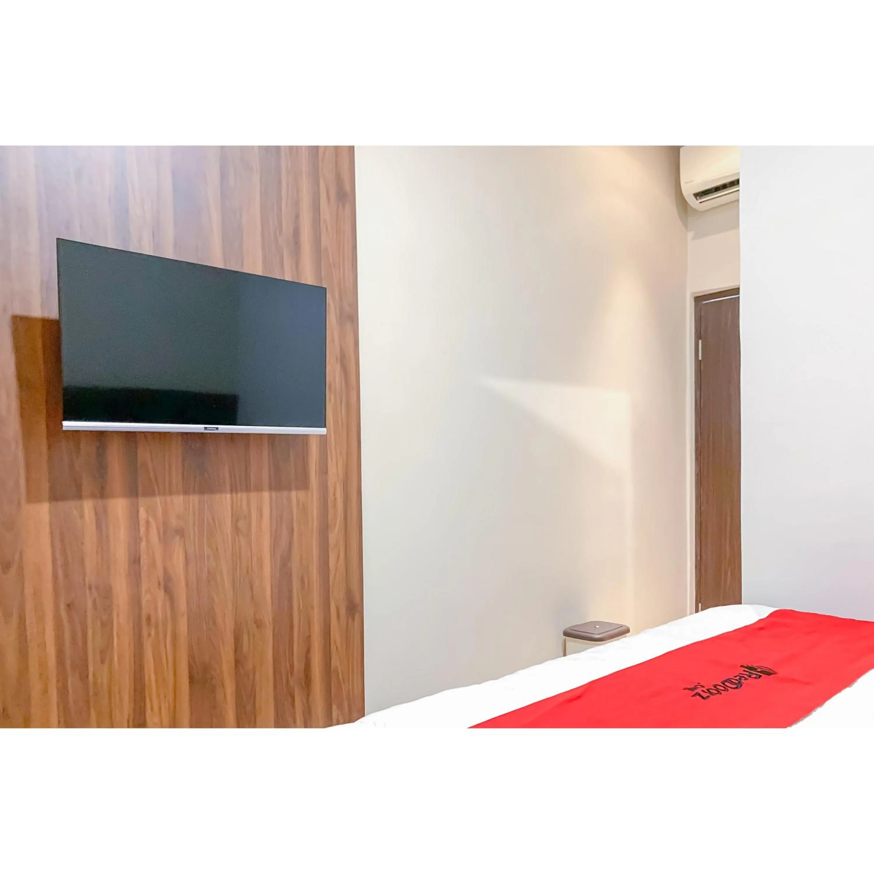 Bedroom, Bed in RedDoorz Plus at D San Residence Buah Batu