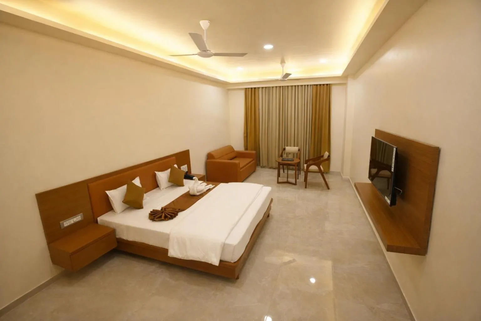 Bed in StayGuru The Canyon Inn