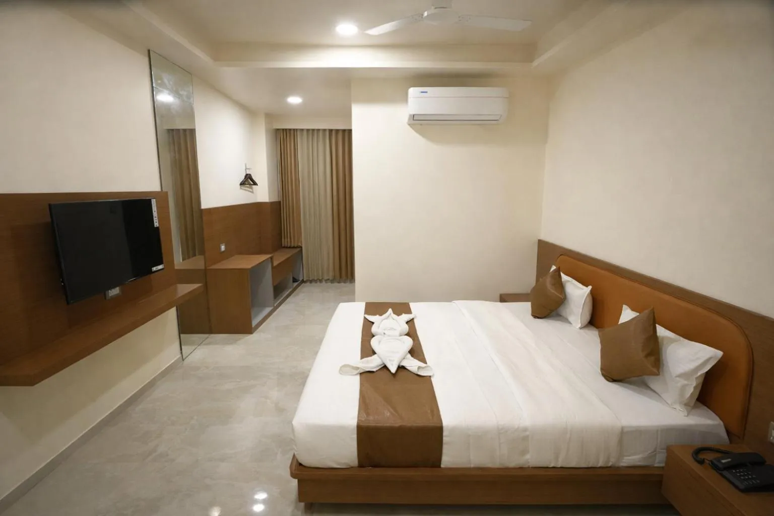 Bed in StayGuru The Canyon Inn