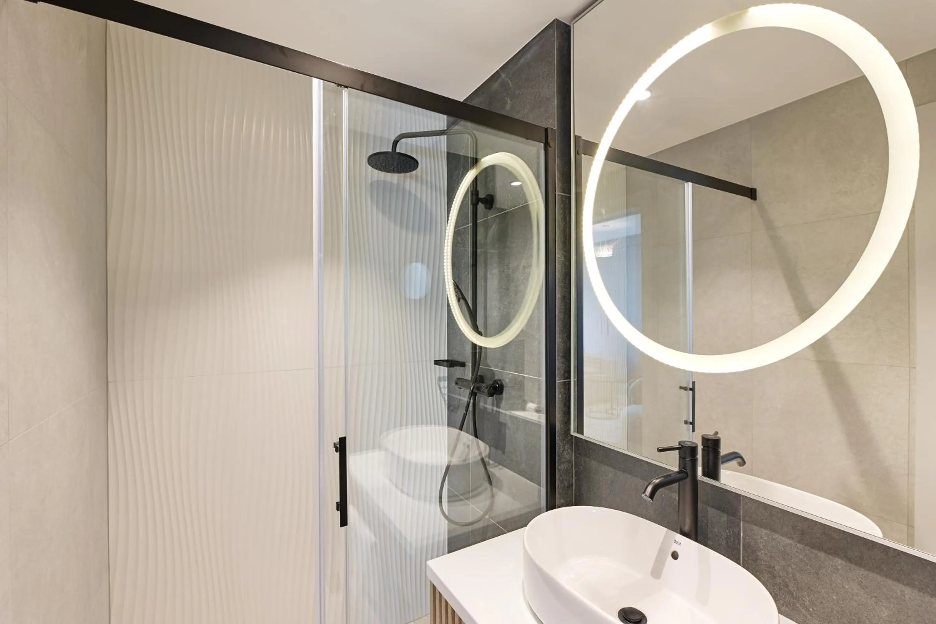 Shower in Resort Baltic Waves Apartments - Pool & Spa