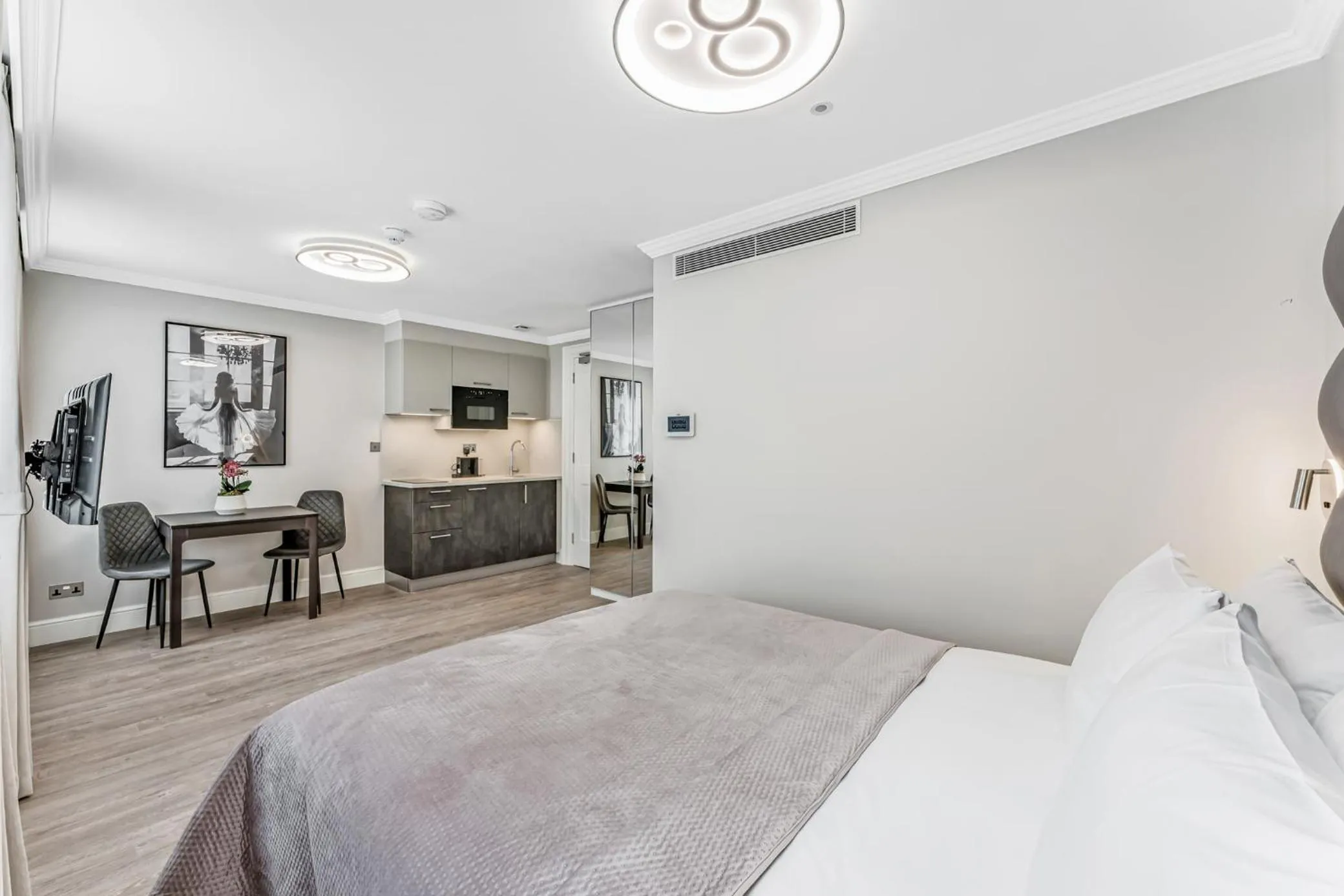 Photo of the whole room, Bed in Cleveland Residences Bloomsbury