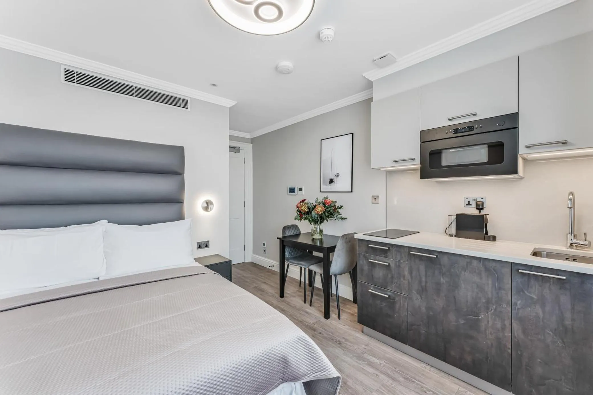 Photo of the whole room, Bed in Cleveland Residences Bloomsbury