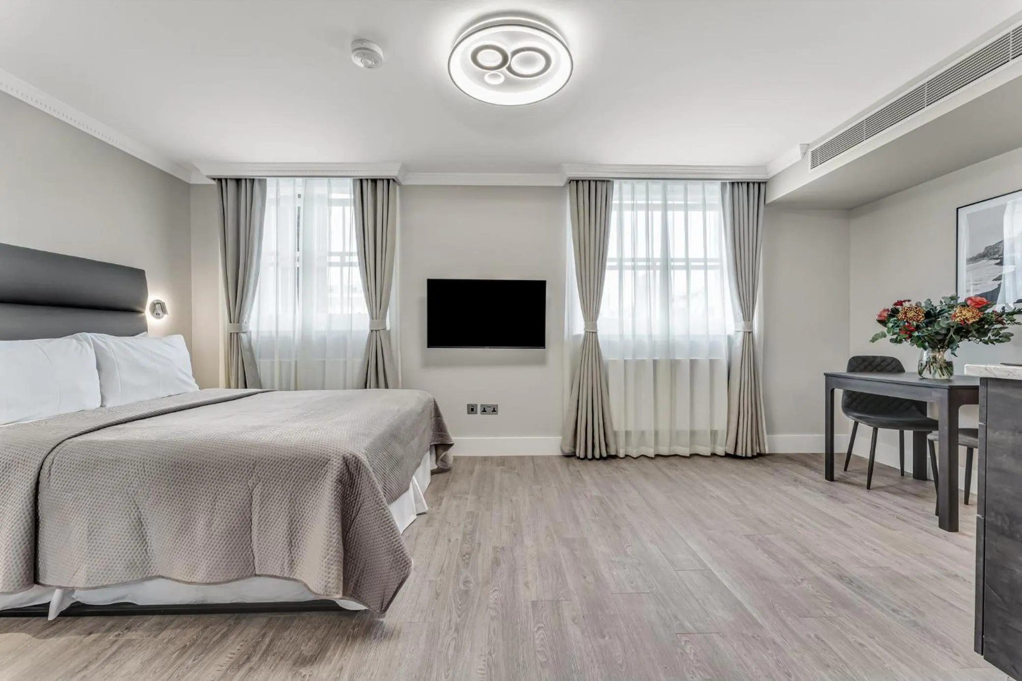 Photo of the whole room, Bed in Cleveland Residences Bloomsbury