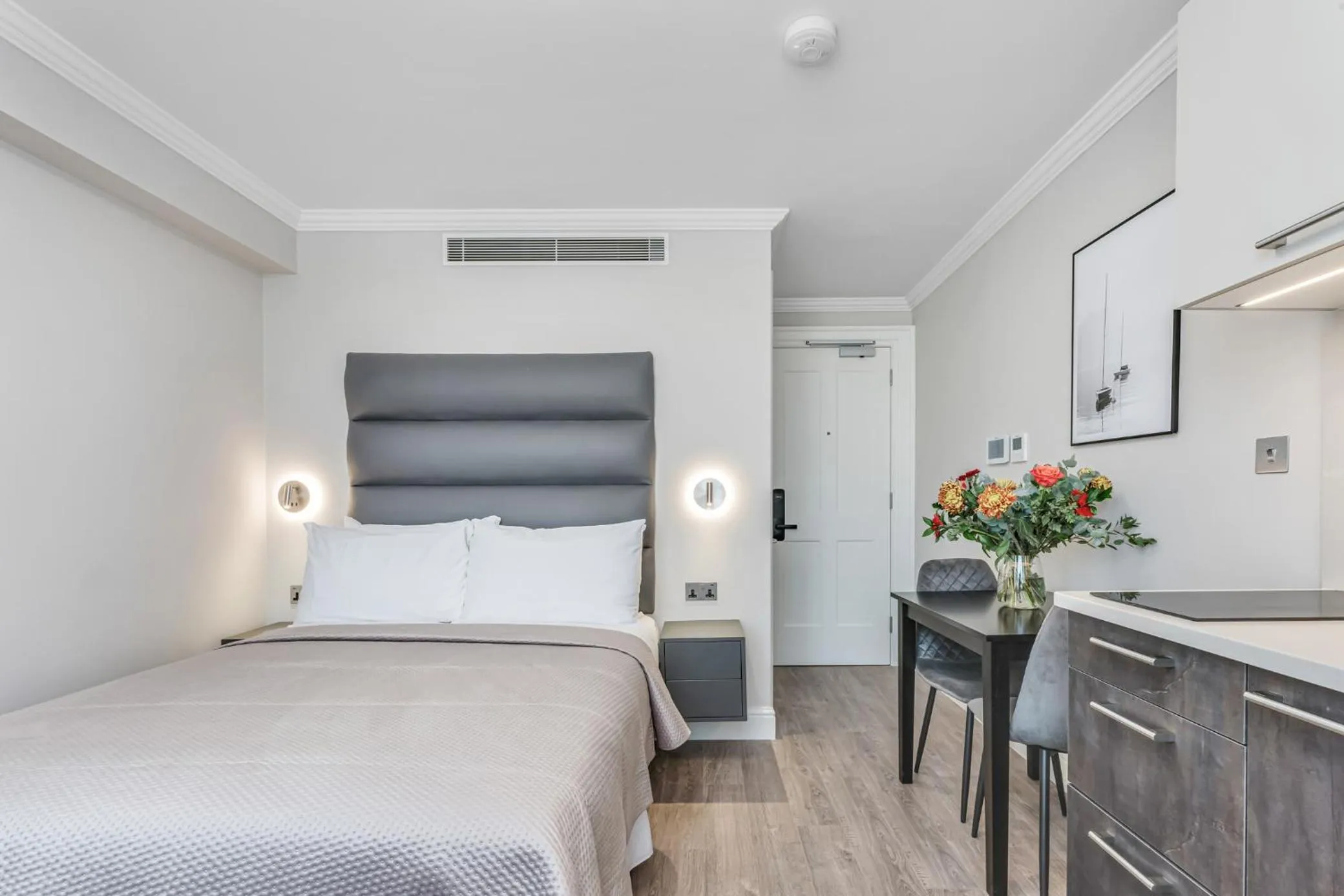 Photo of the whole room, Bed in Cleveland Residences Bloomsbury