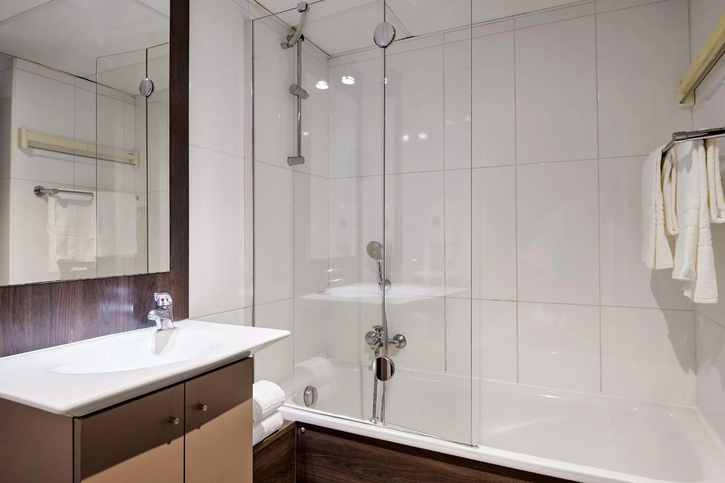 Shower in Hôtel Ligo by HappyCulture