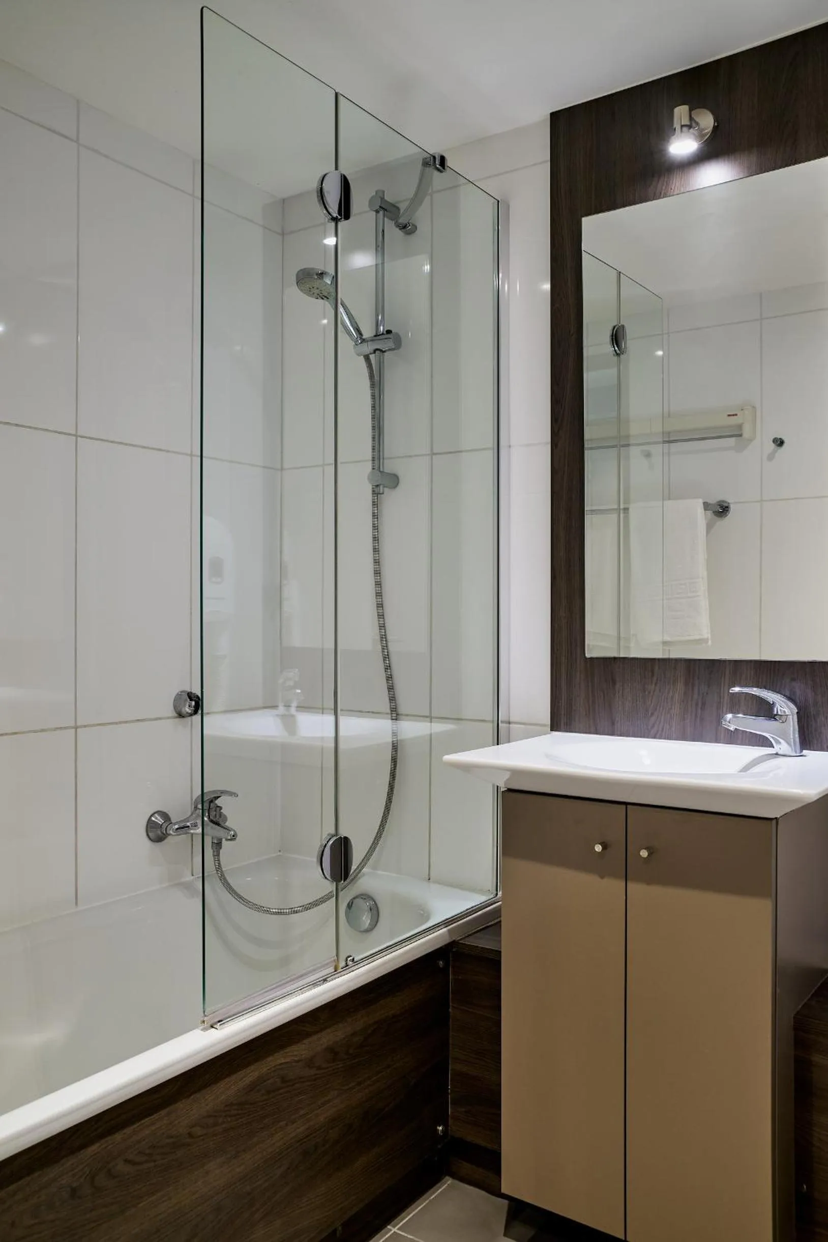 Shower in Hôtel Ligo by HappyCulture