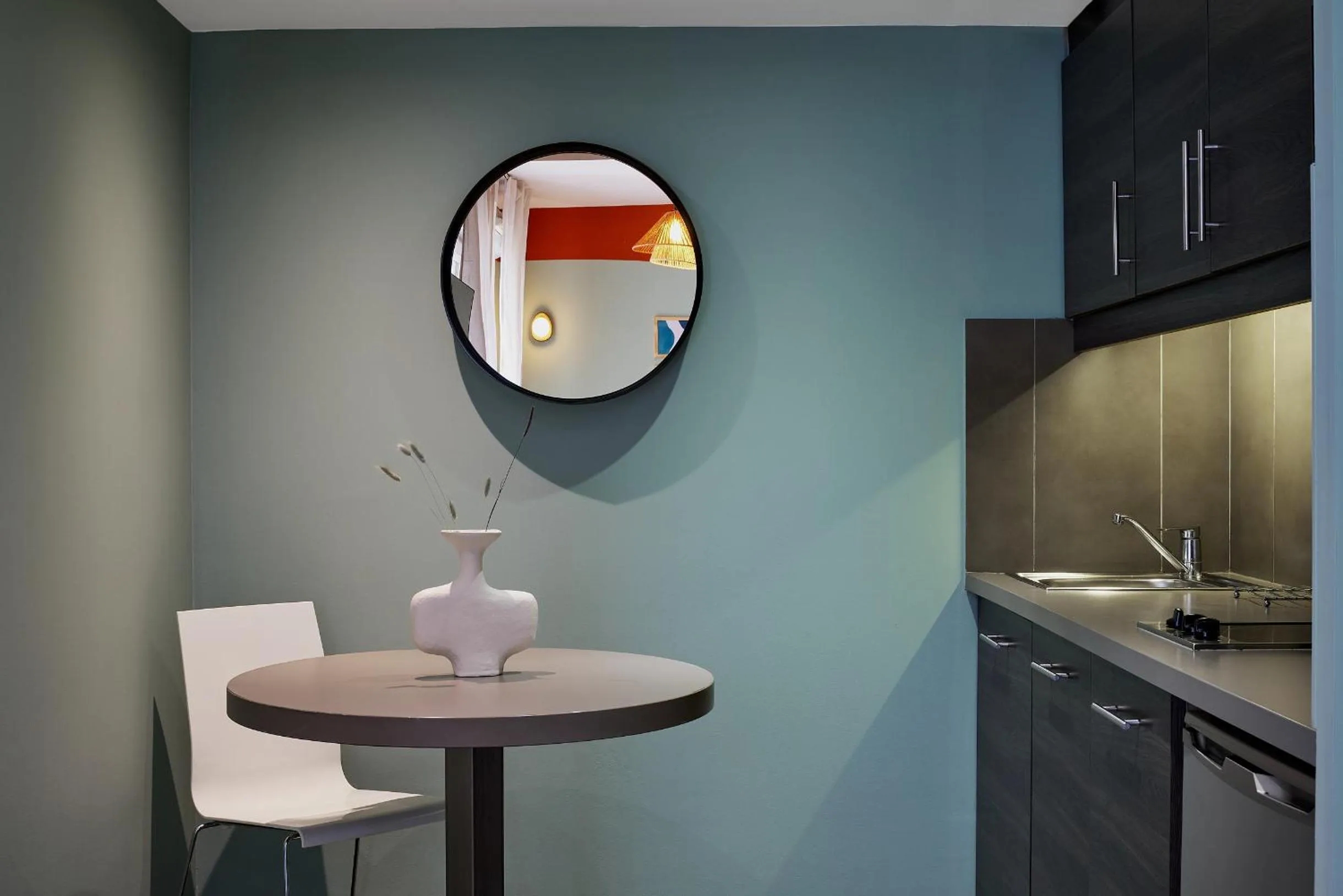 Kitchen or kitchenette in Hôtel Ligo by HappyCulture