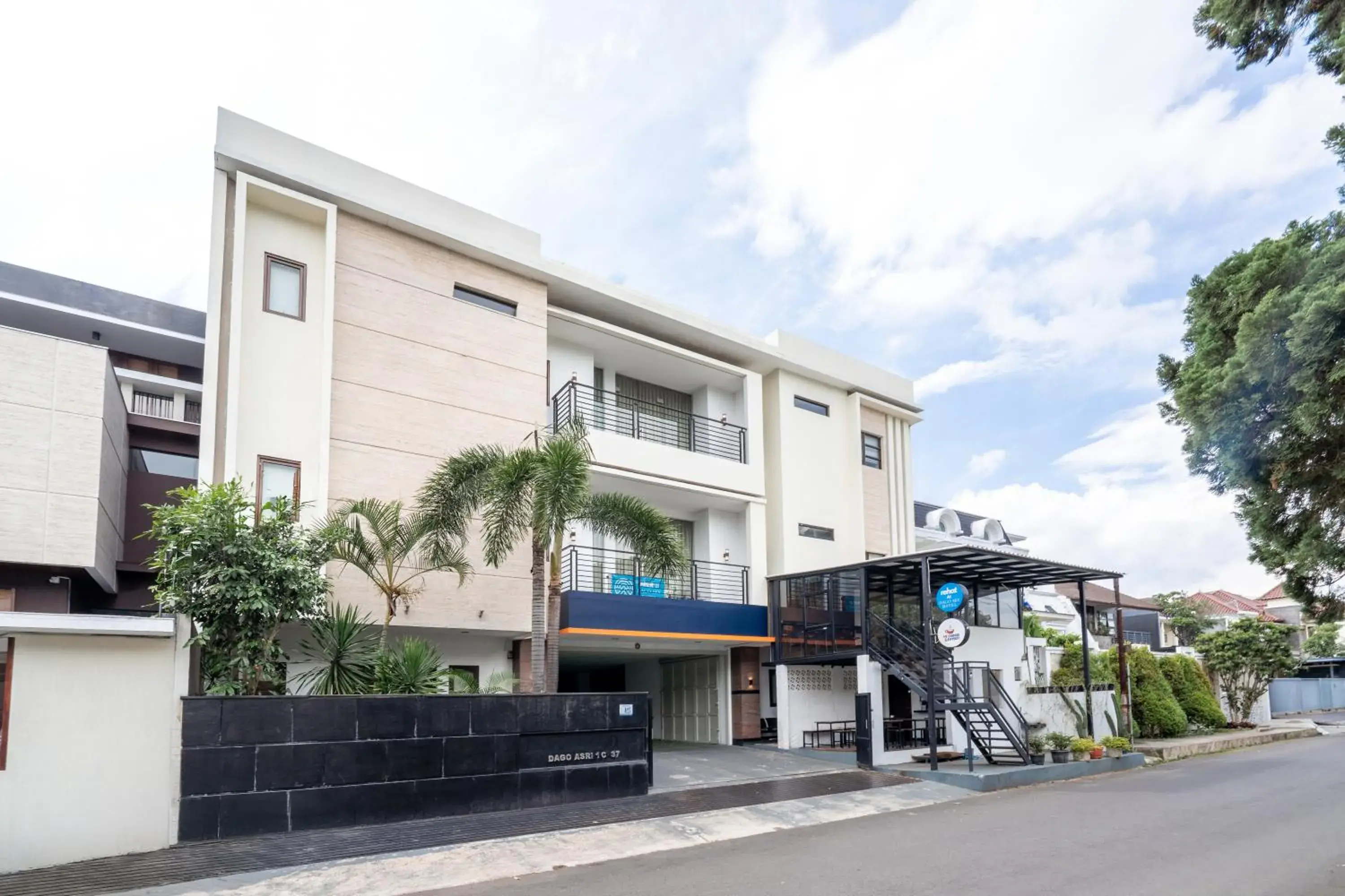 Property building in Rehat at Dago Sky Hotel Property building in Rehat at Dago Sky Hotel