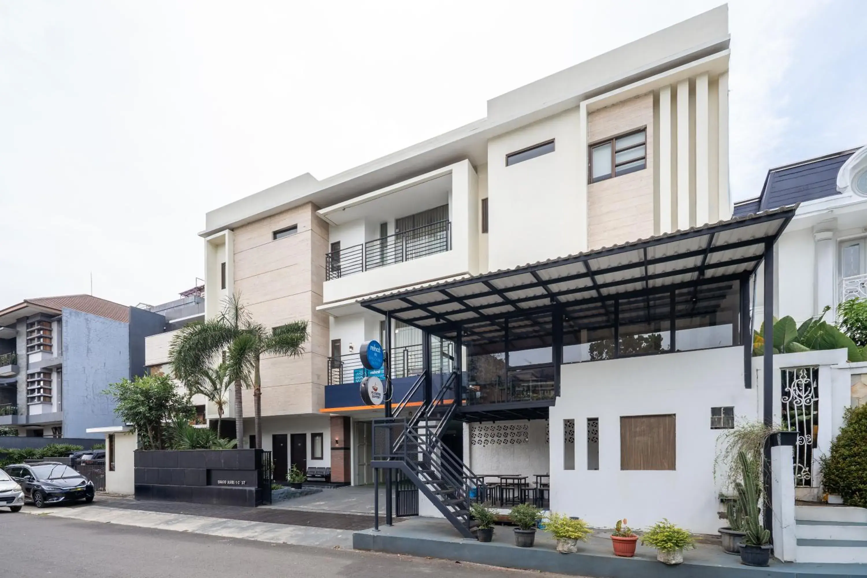 Property building in Rehat at Dago Sky Hotel Property building in Rehat at Dago Sky Hotel
