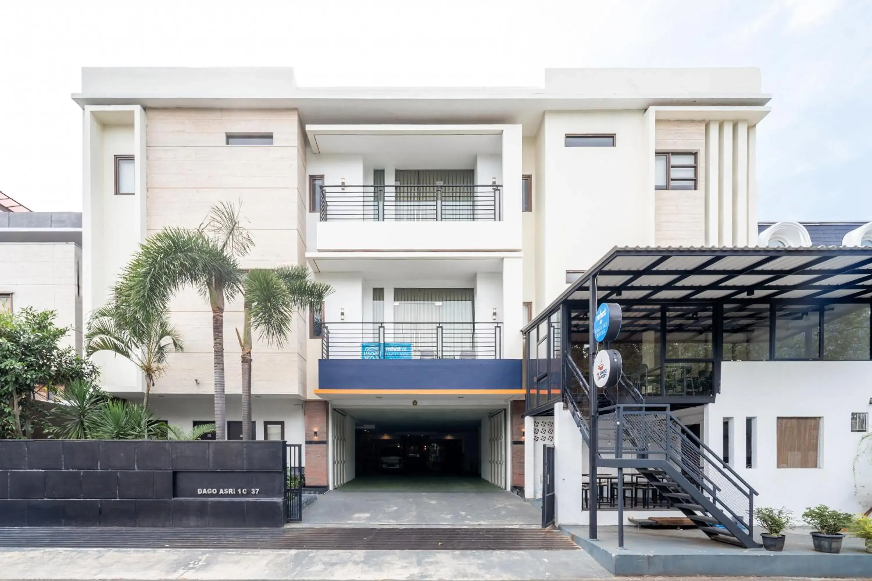 Property building in Rehat at Dago Sky Hotel Property building in Rehat at Dago Sky Hotel